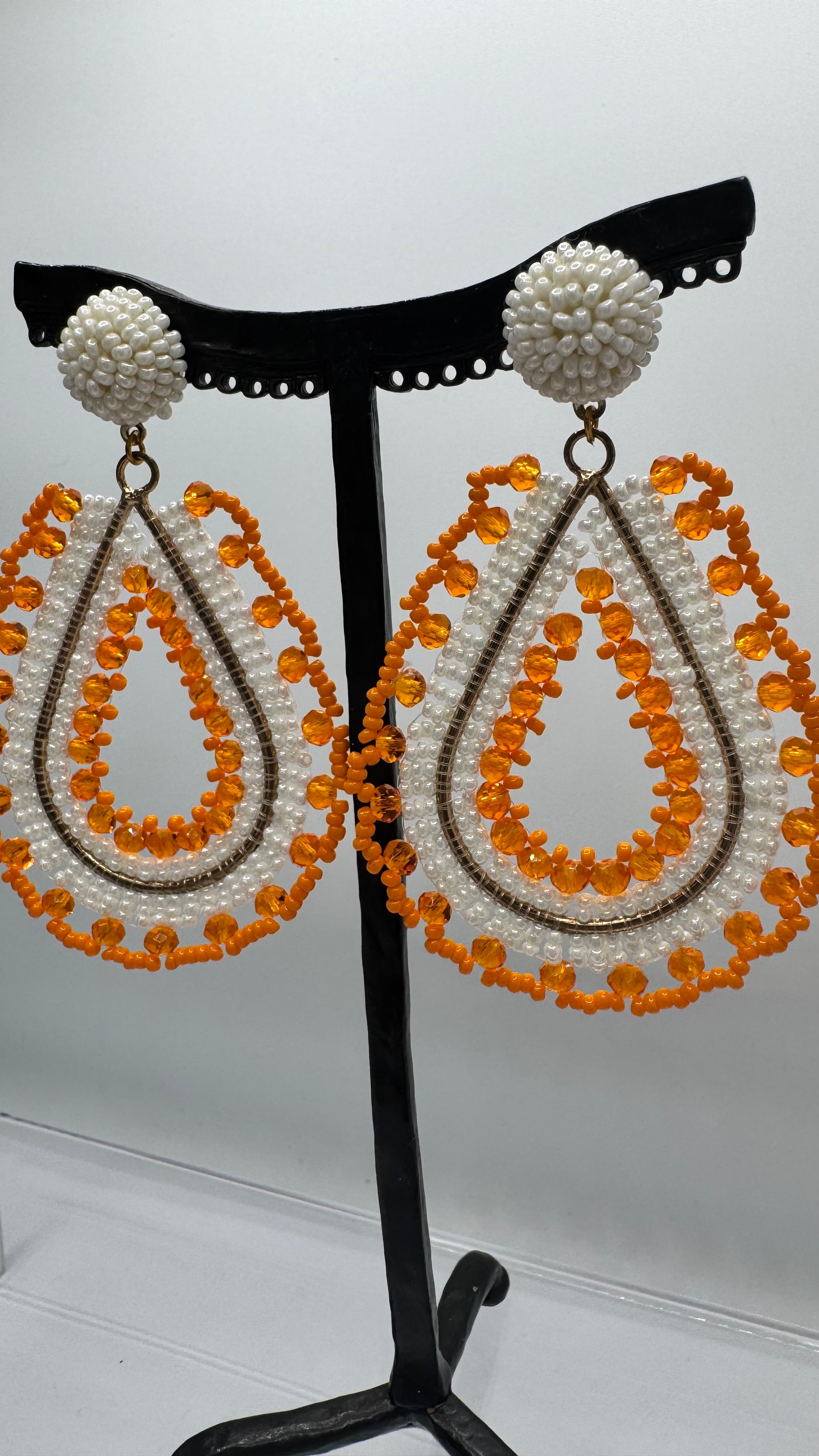 Boucles d’oreilles à clous, perles blanc et orange, taille moyenne