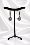 Boucles d’oreilles, argenté et perle grise, petit modèle