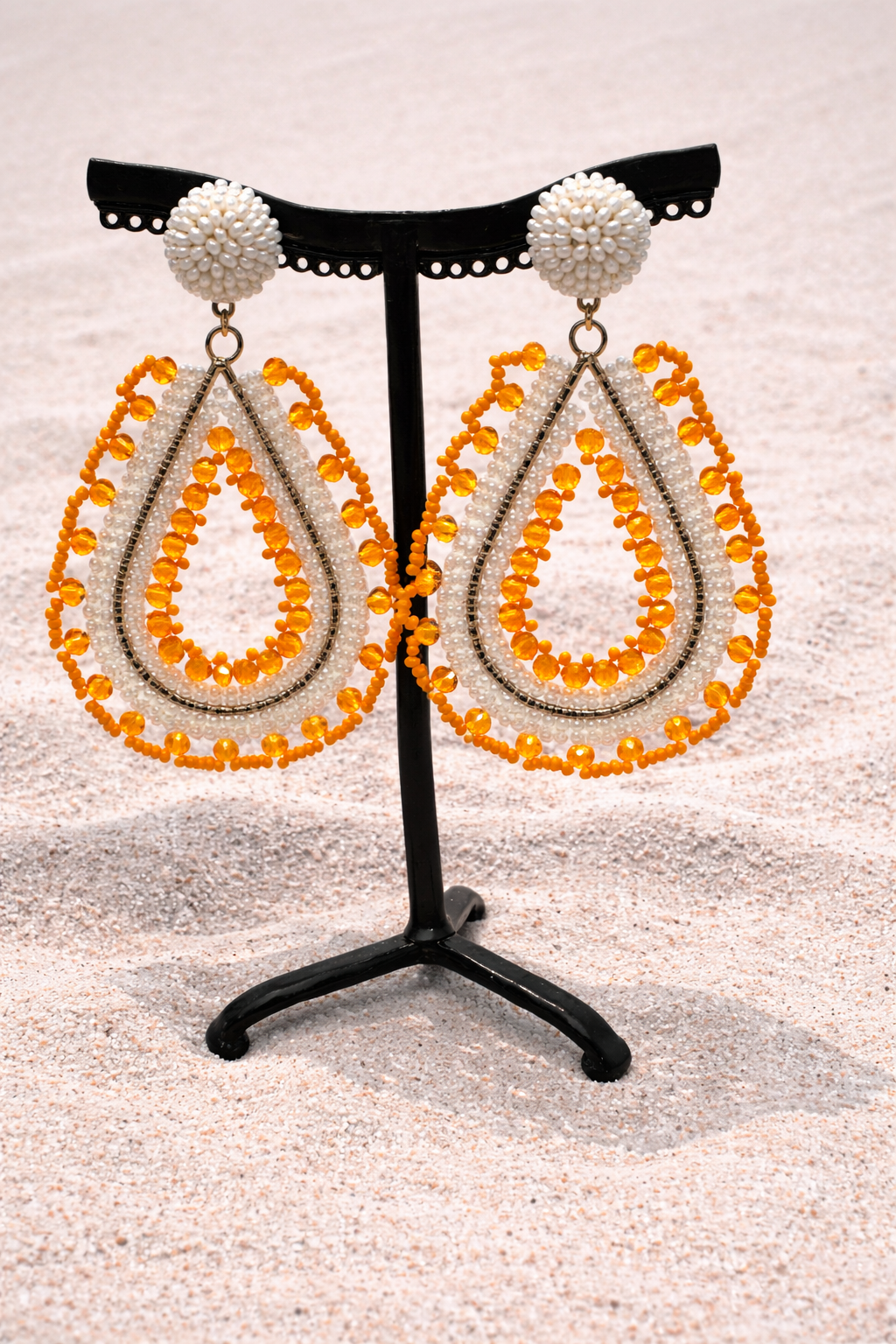 Boucles d’oreilles à clous, perles blanc et orange, taille moyenne
