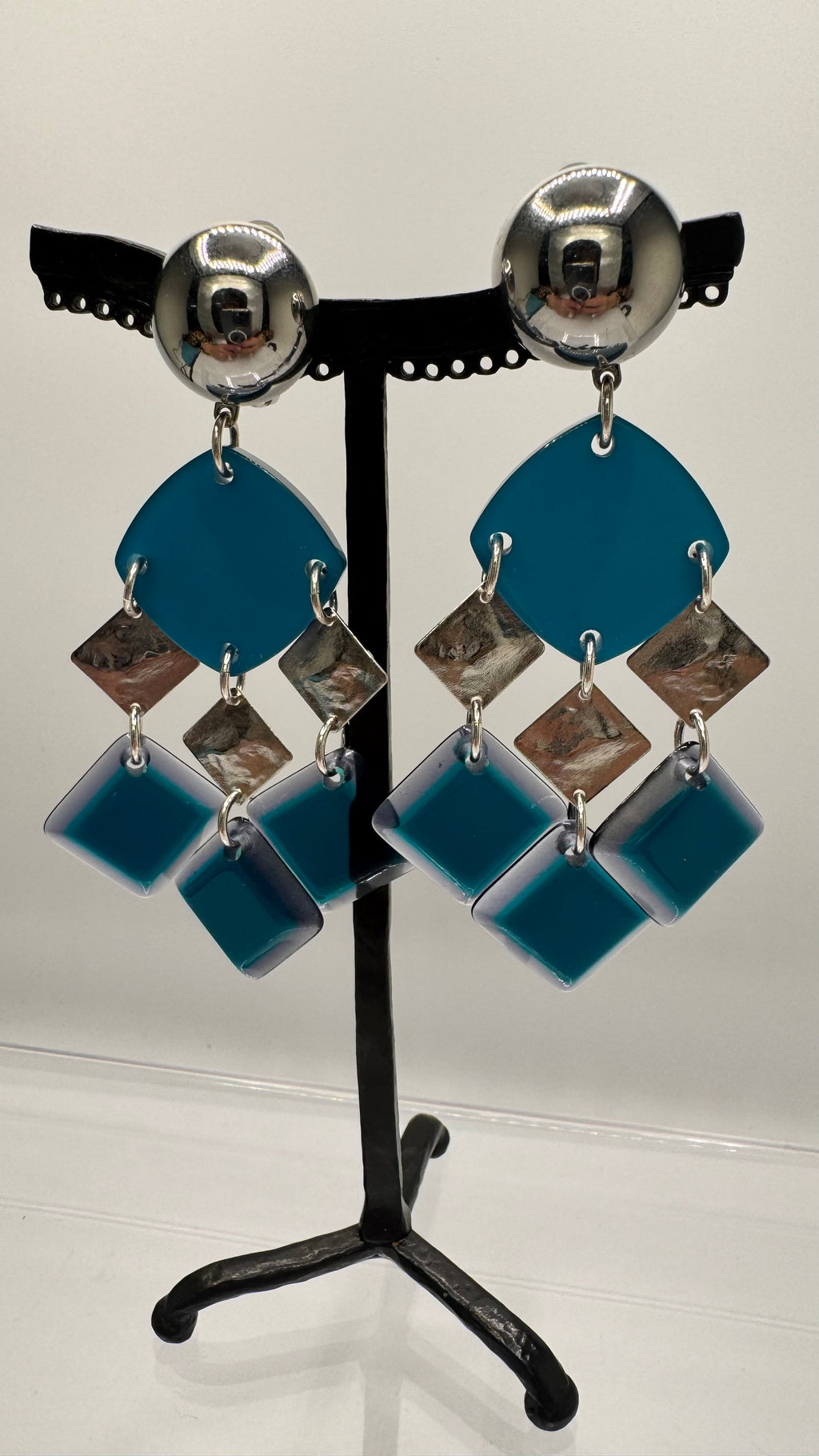 Boucles d’oreilles à clips, pampilles acétate de cellulose et plaque argent rhodié, long et léger