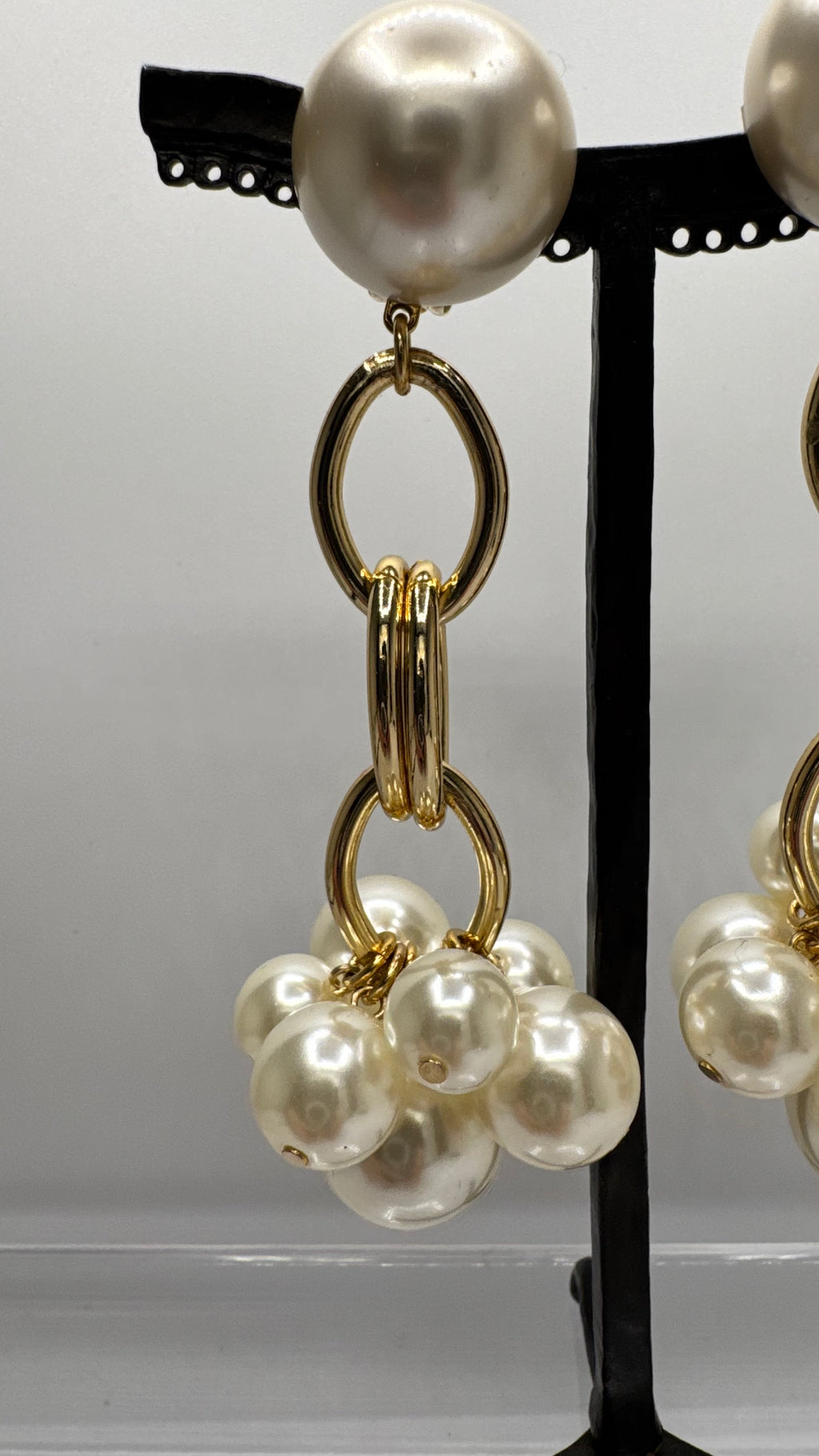 Boucles d’oreilles à clips, acier rhodié or et perles nacrées, modèle long