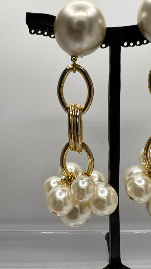 Boucles d’oreilles à clips, acier rhodié or et perles nacrées, modèle long