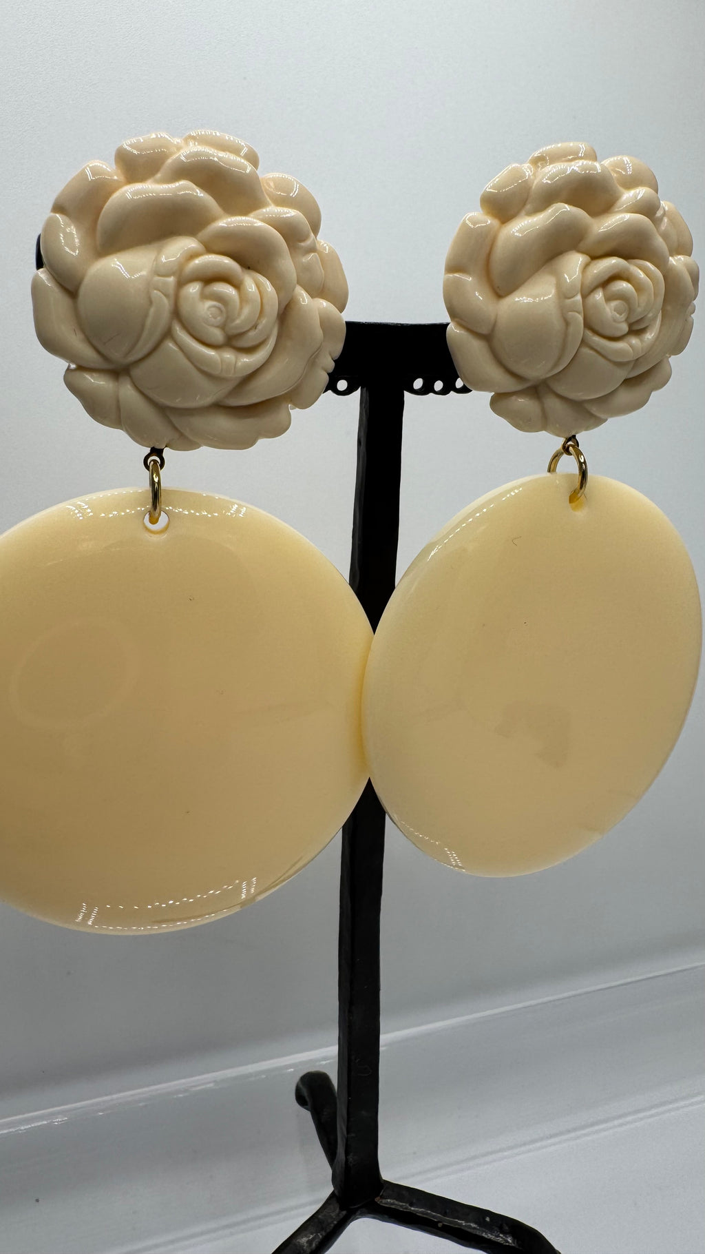 Boucles d’oreilles à clips, ivoire, cabochon fleur, taille moyenne