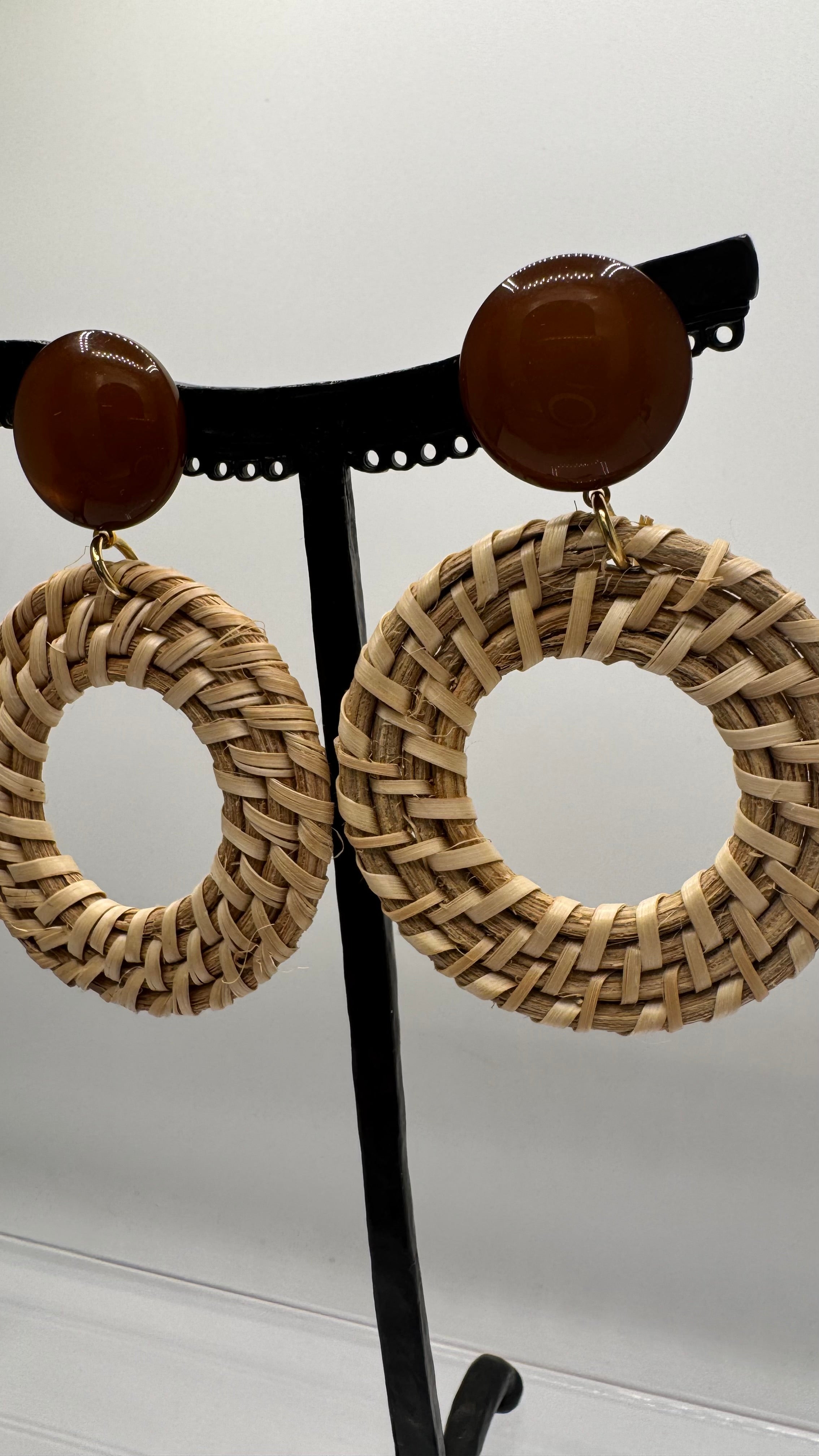 Boucles d’oreilles à clous, raphia et résine naturel ambre, petit modèle, très légère