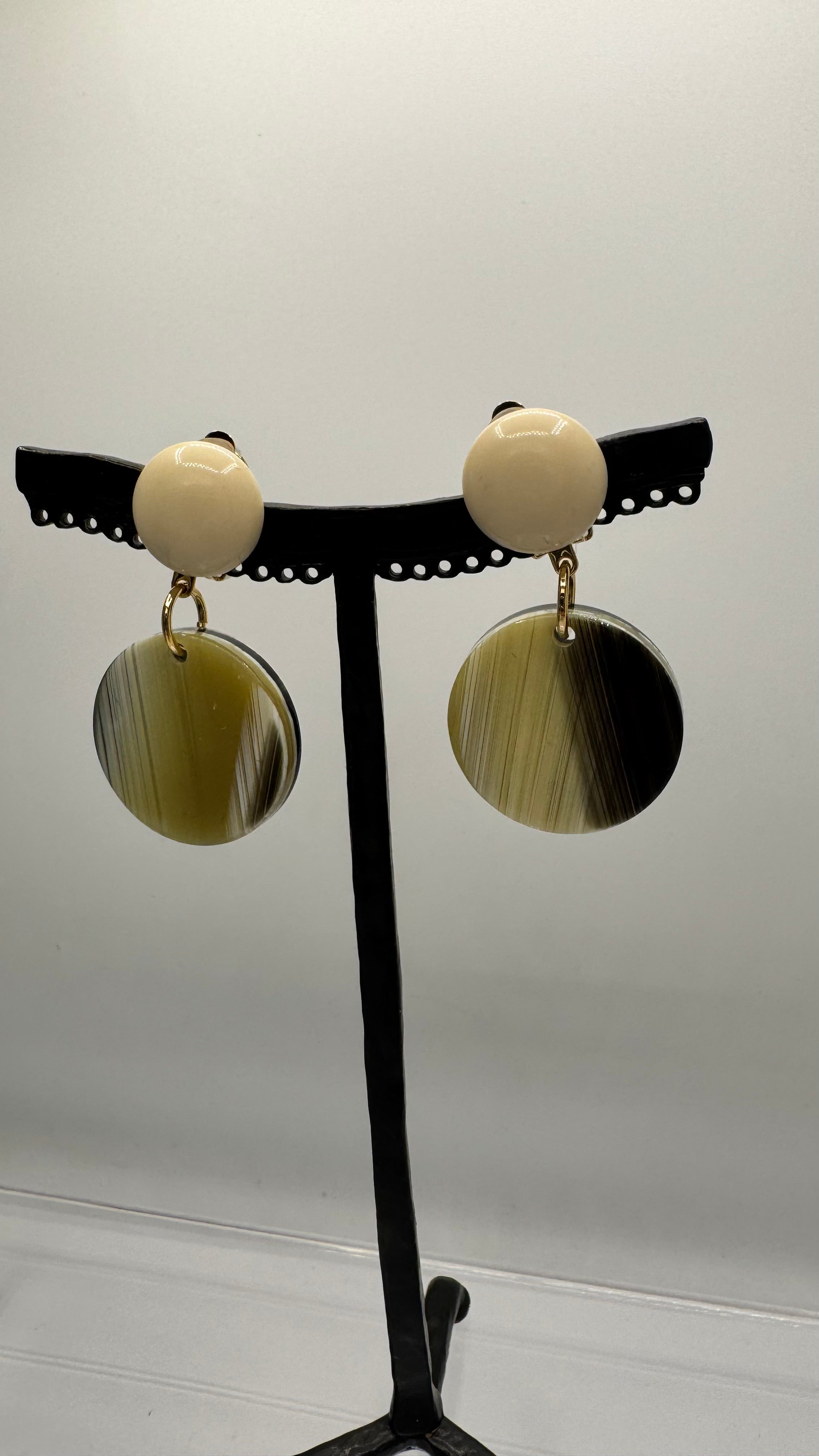 Boucles d’oreilles à clips, plaque acétate de cellulose façon corne, petite taille, légère