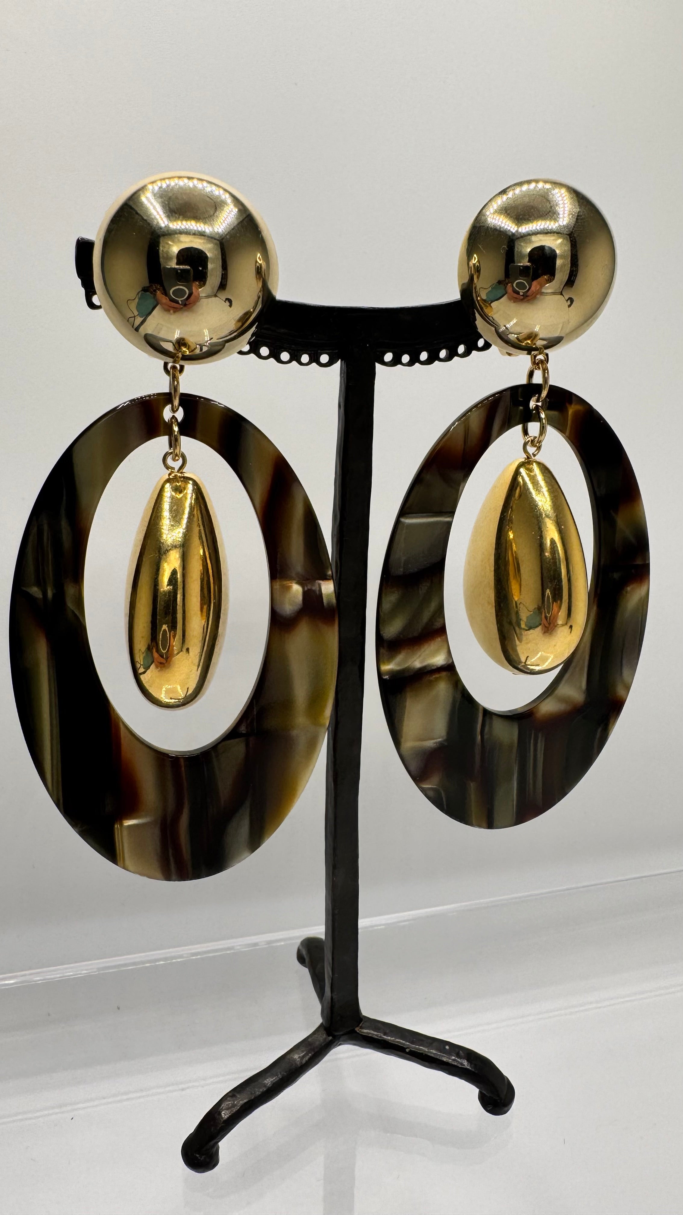 Boucles d’oreilles à clips, acétate de cellulose onyx et acier rhodié or, grand modèle