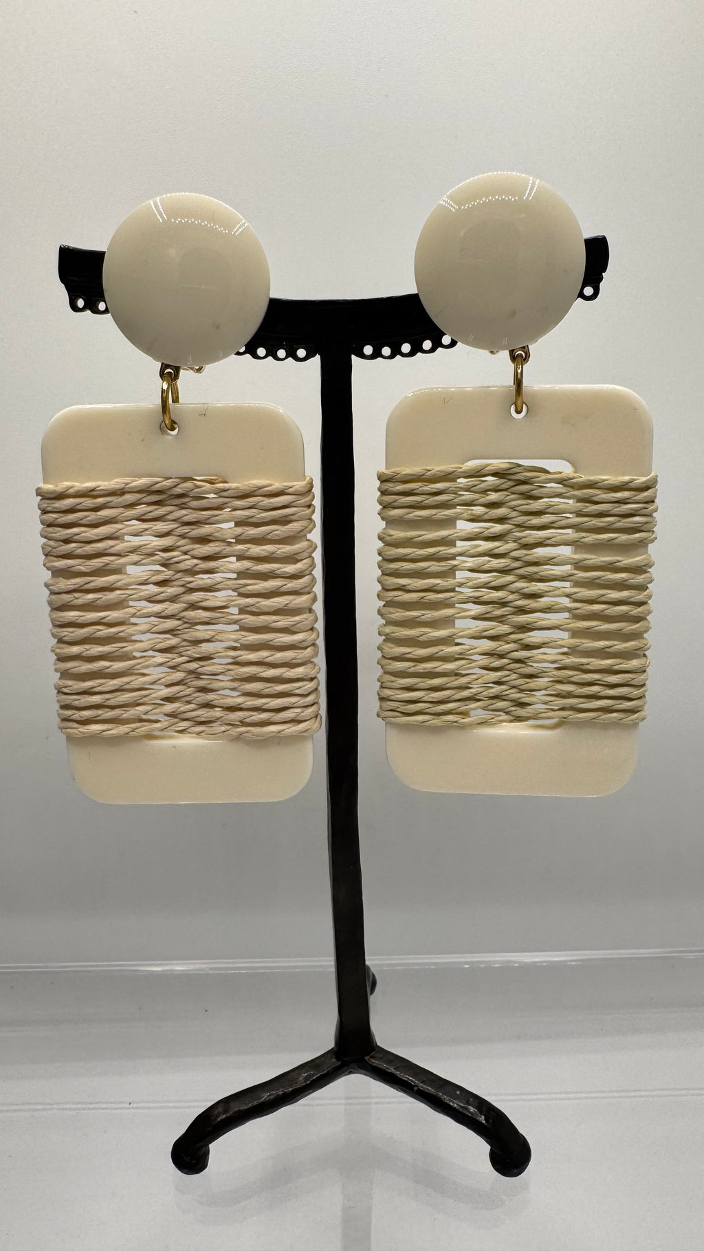 Boucles d’oreilles à clips, résine ivoire et raphia naturel, modèle taille moyenne