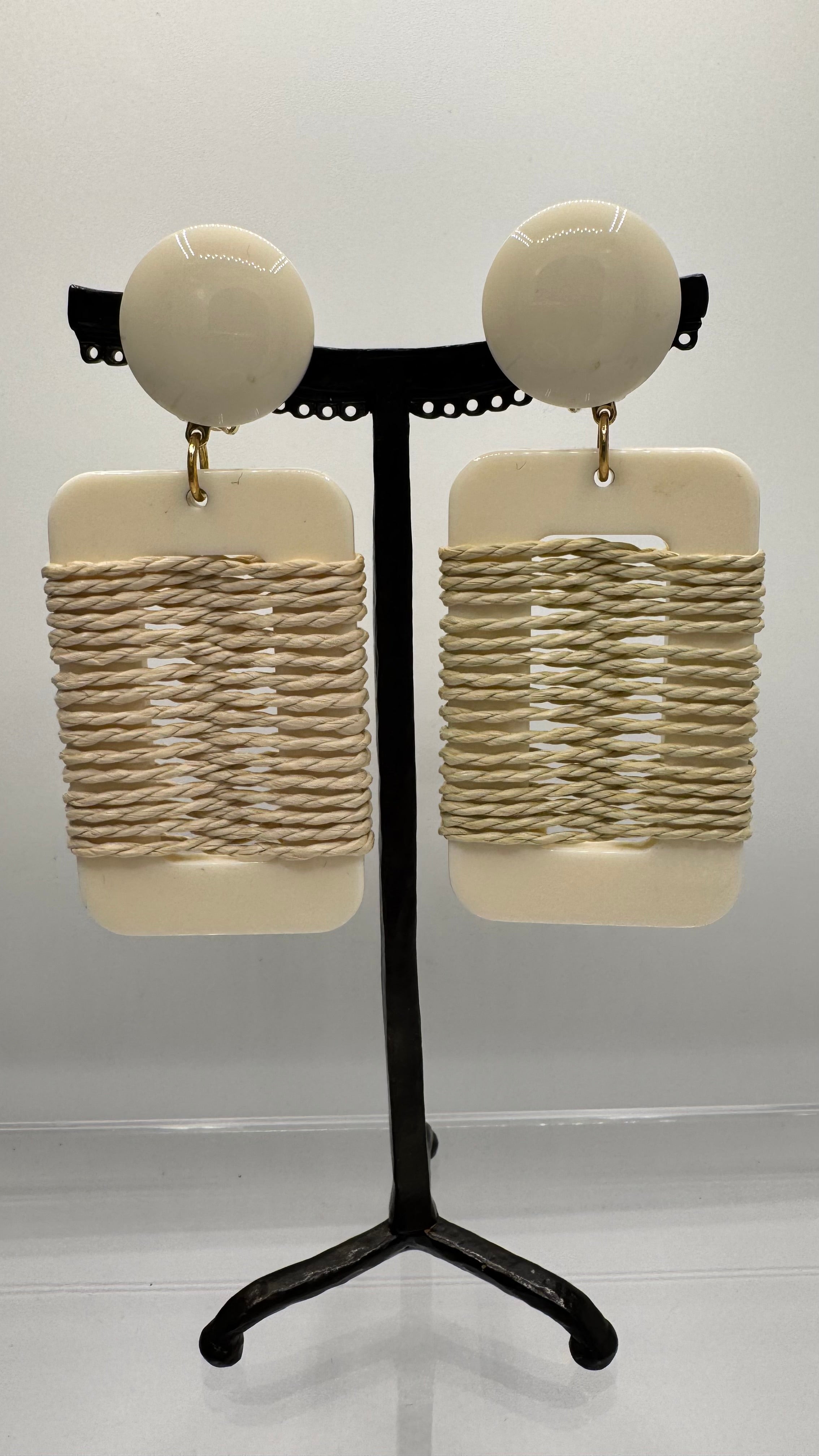 Boucles d’oreilles à clips, résine ivoire et raphia naturel, modèle taille moyenne