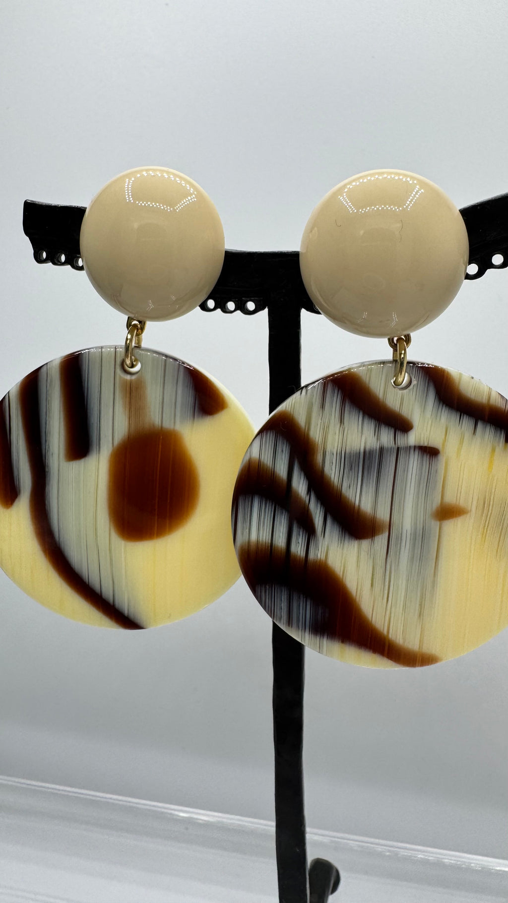 Boucles d’oreilles à clips, résine et acétate de cellulose façon corne brown, taille moyenne, légère