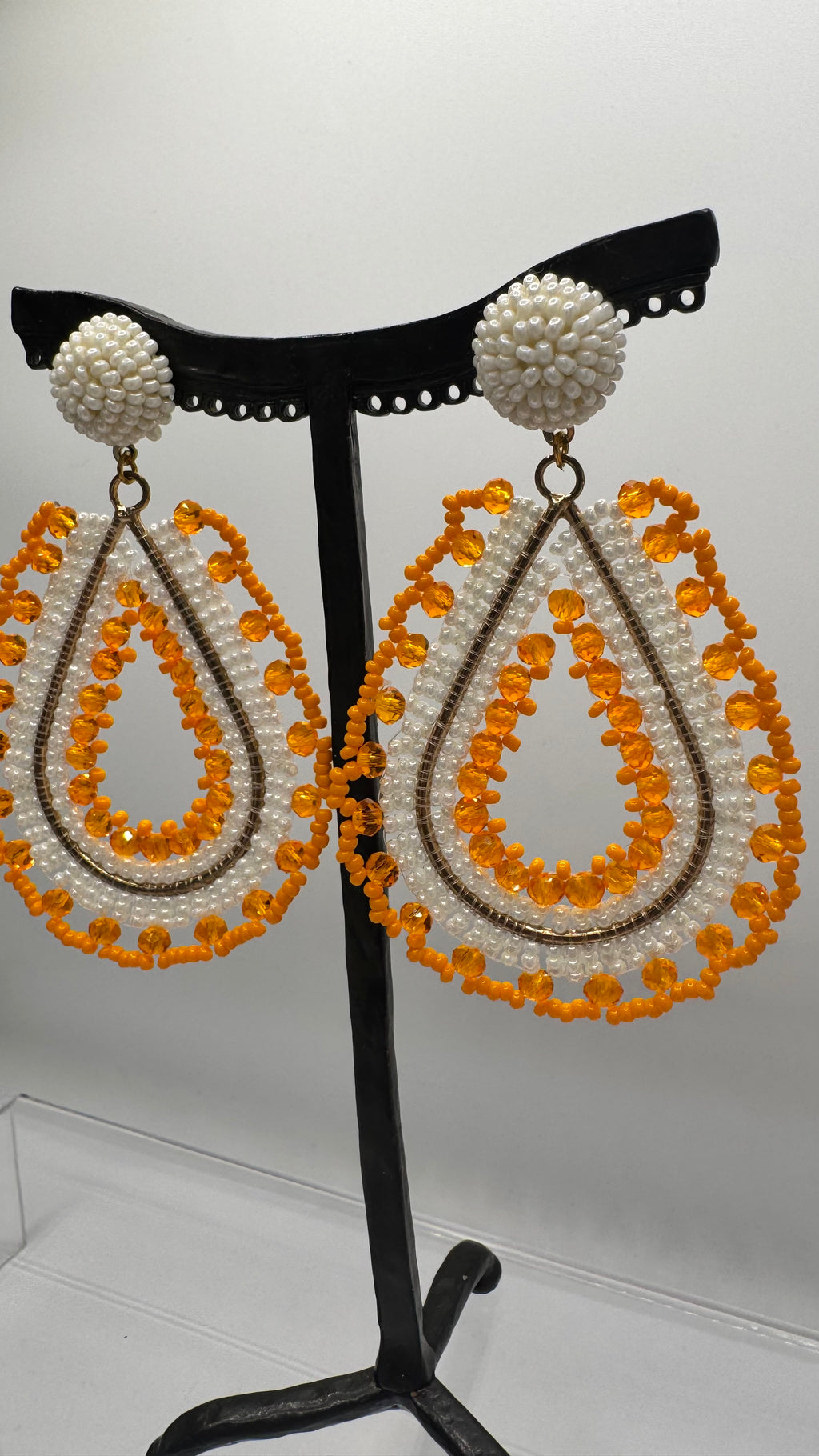 Boucles d’oreilles à clous, perles blanc et orange, taille moyenne