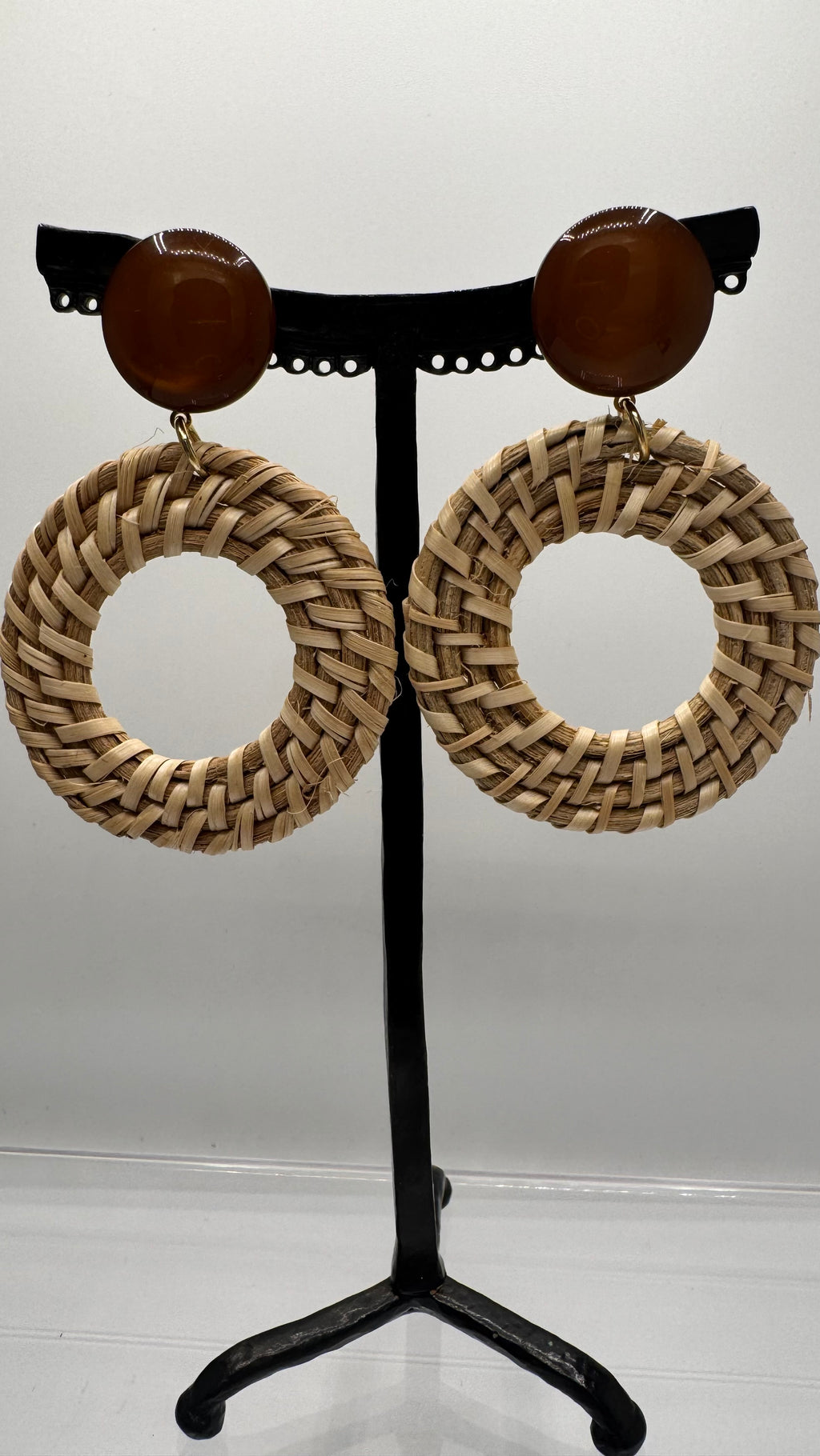 Boucles d’oreilles à clous, raphia et résine naturel ambre, petit modèle, très légère