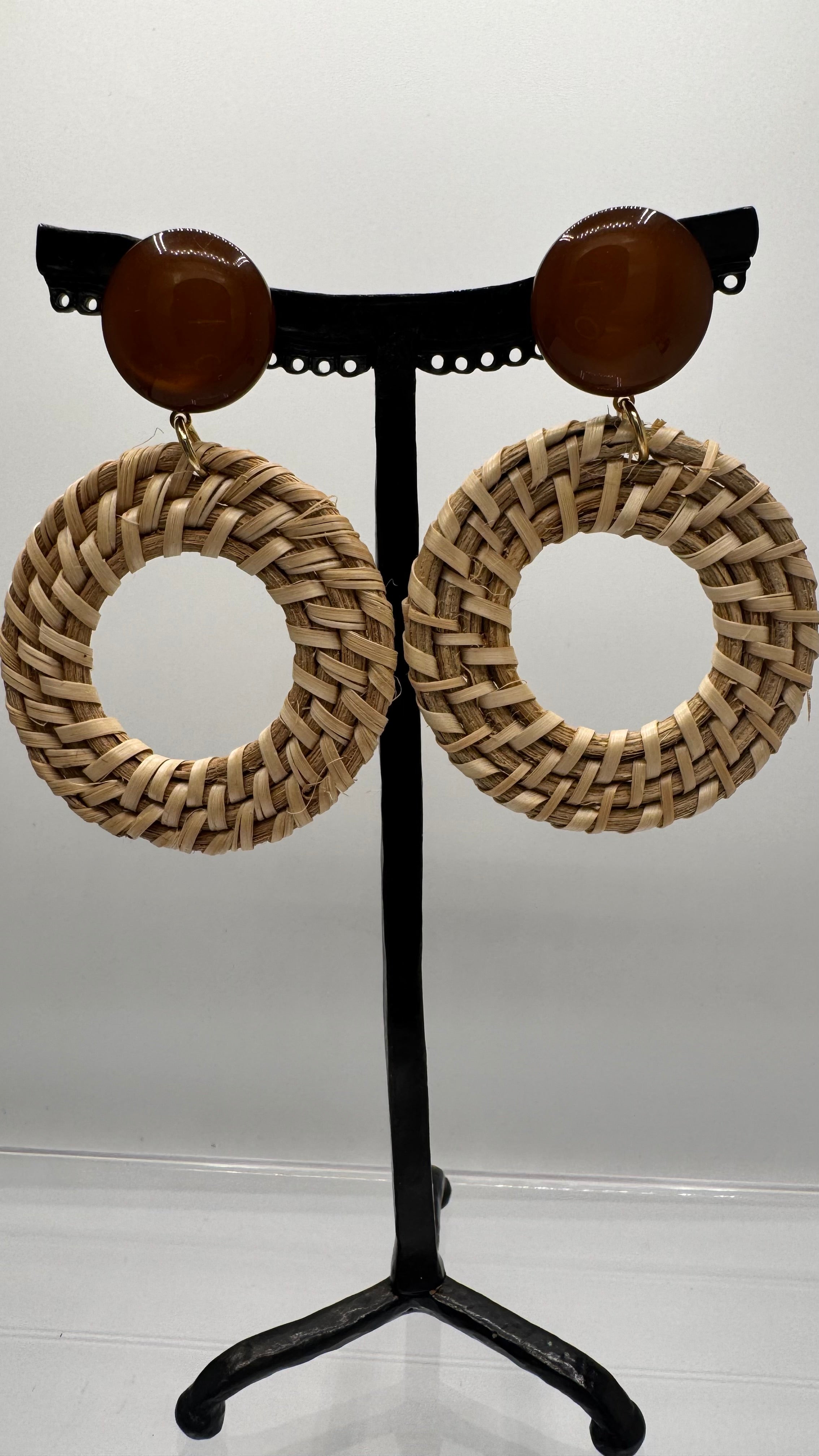Boucles d’oreilles à clous, raphia et résine naturel ambre, petit modèle, très légère