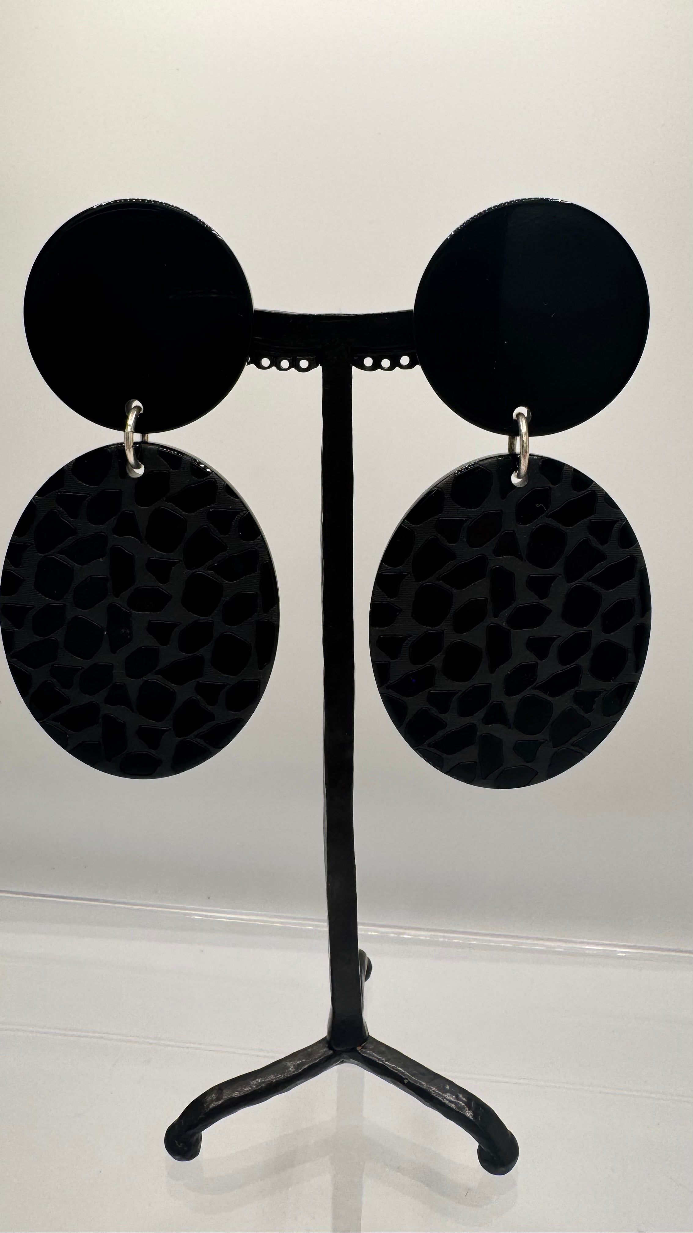 Boucles d’oreilles à clip, résine, noire effet girafe, modèle taille moyenne