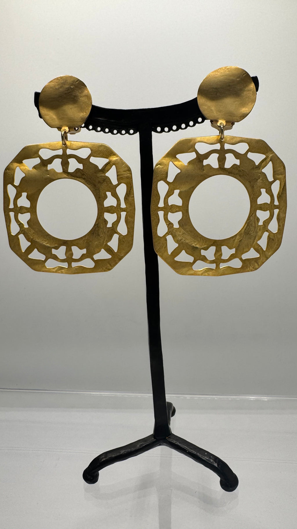 Boucles d’oreilles à clips, plaque rhodié or mat découpe laser, modèle taille moyen, léger