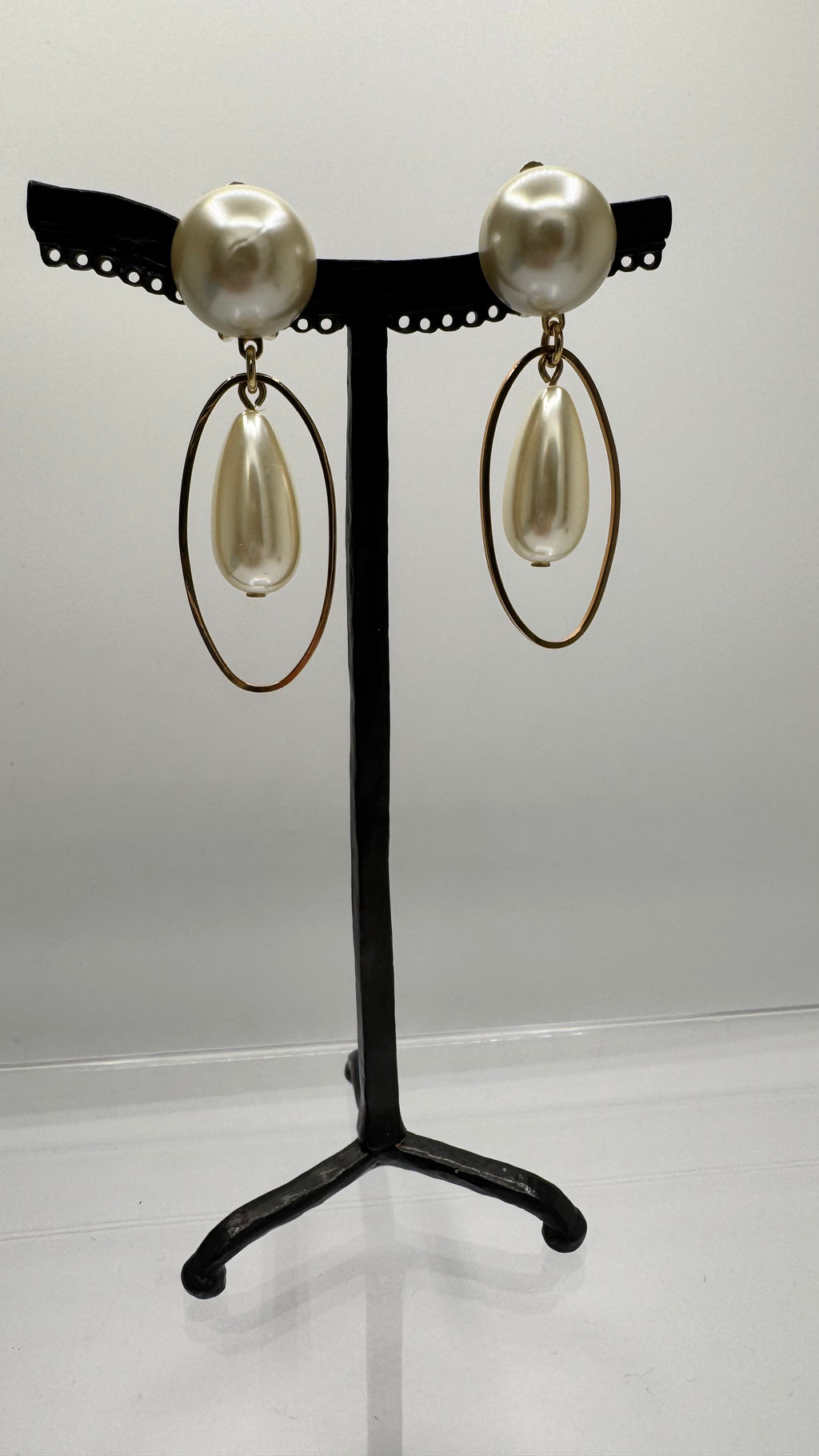 Boucles d’oreilles à clips, perle nacrée et acier rhodié or jaune, petit modèle léger