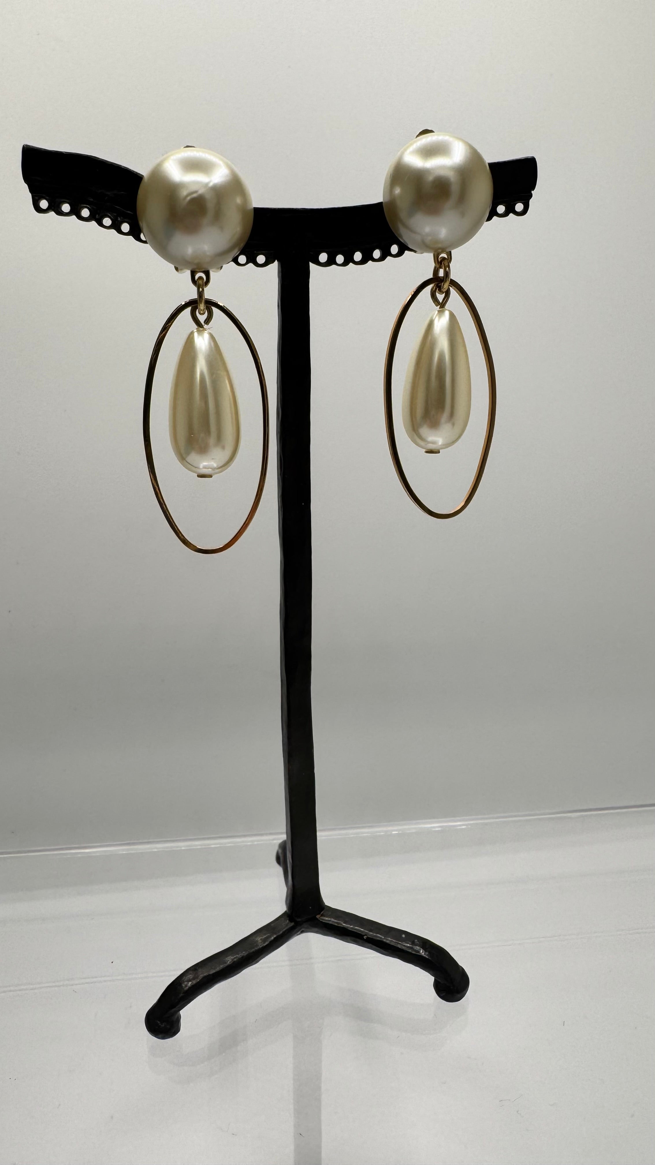 Boucles d’oreilles à clips, perle nacrée et acier rhodié or jaune, petit modèle léger