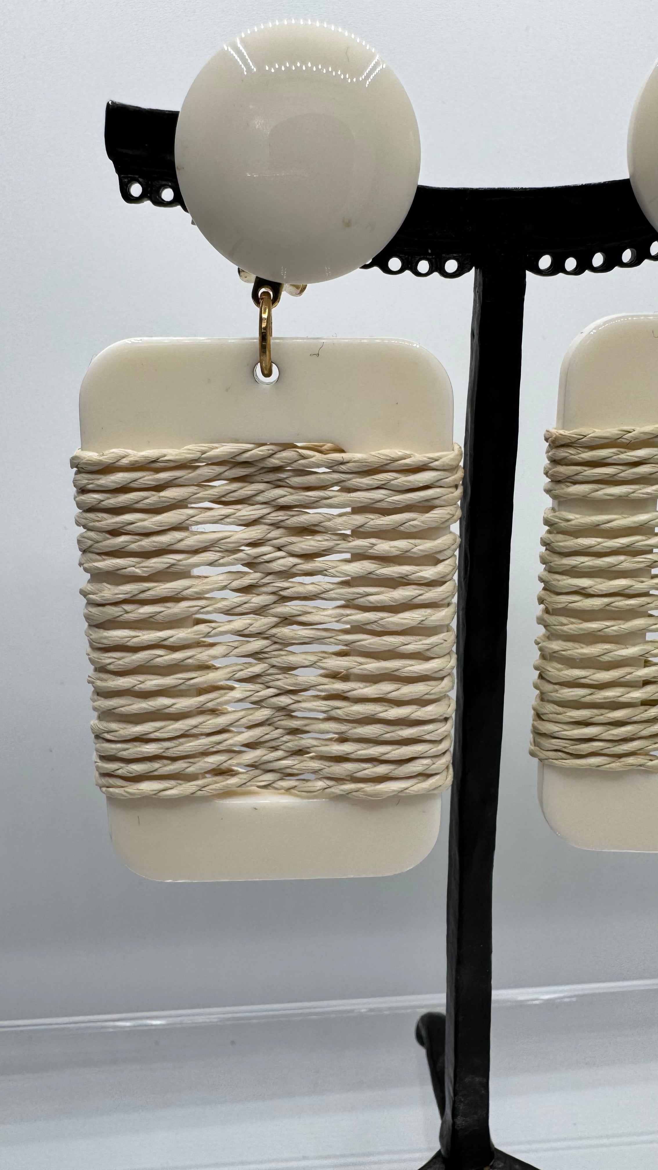 Boucles d’oreilles à clips, résine ivoire et raphia naturel, modèle taille moyenne