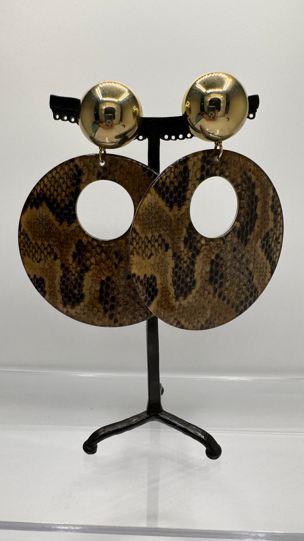Créoles à clips, plaque façon peau de serpent, cabochon acier rhodié or, grand modèle