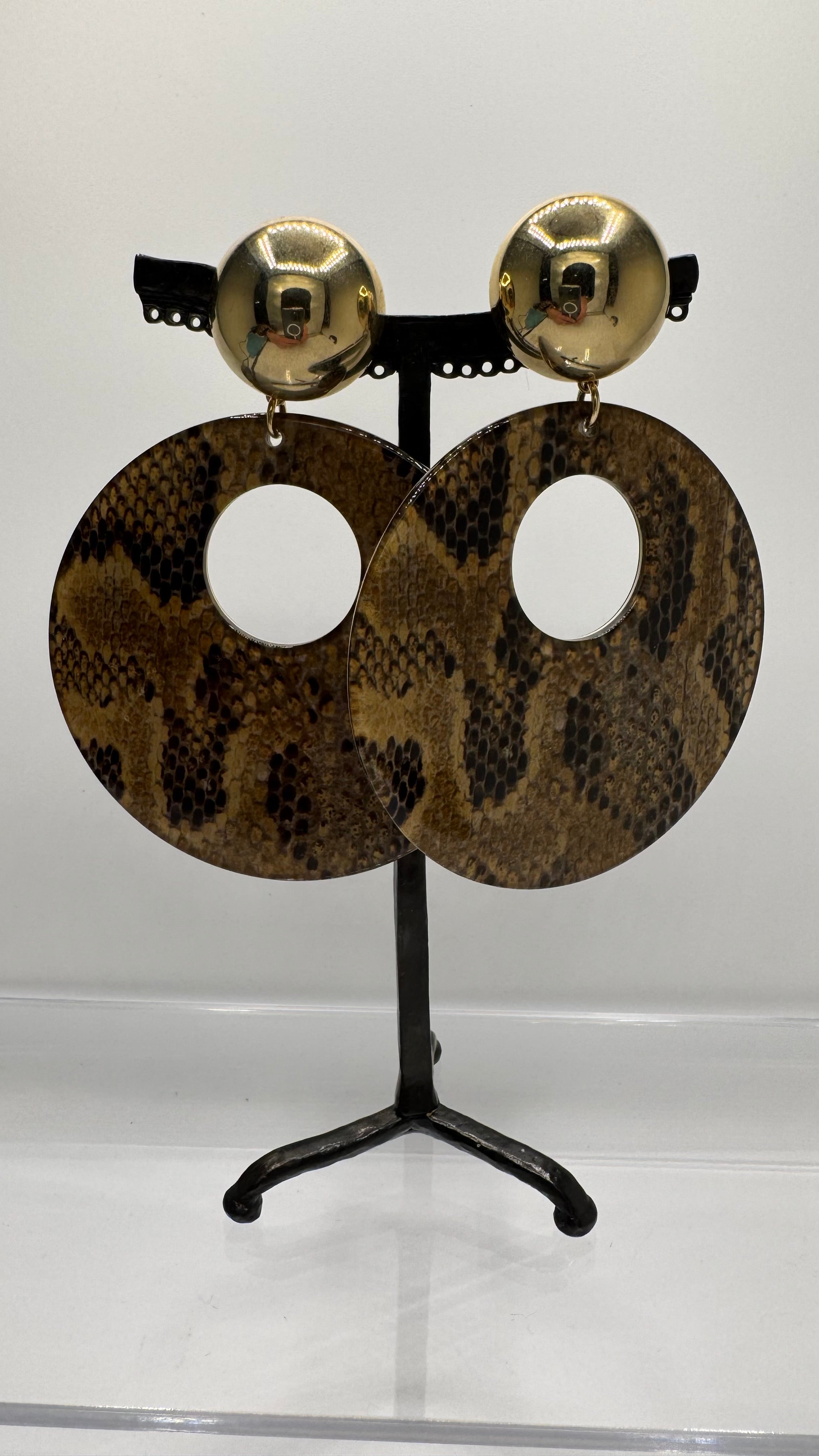 Créoles à clips, plaque façon peau de serpent, cabochon acier rhodié or, grand modèle