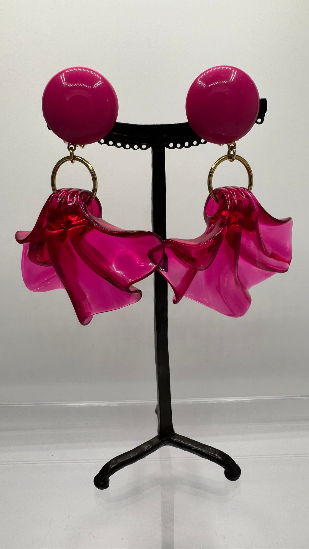 Boucles d’oreilles à clips, résine transparente fushia, modéle Amélia, taille moyenne, légère