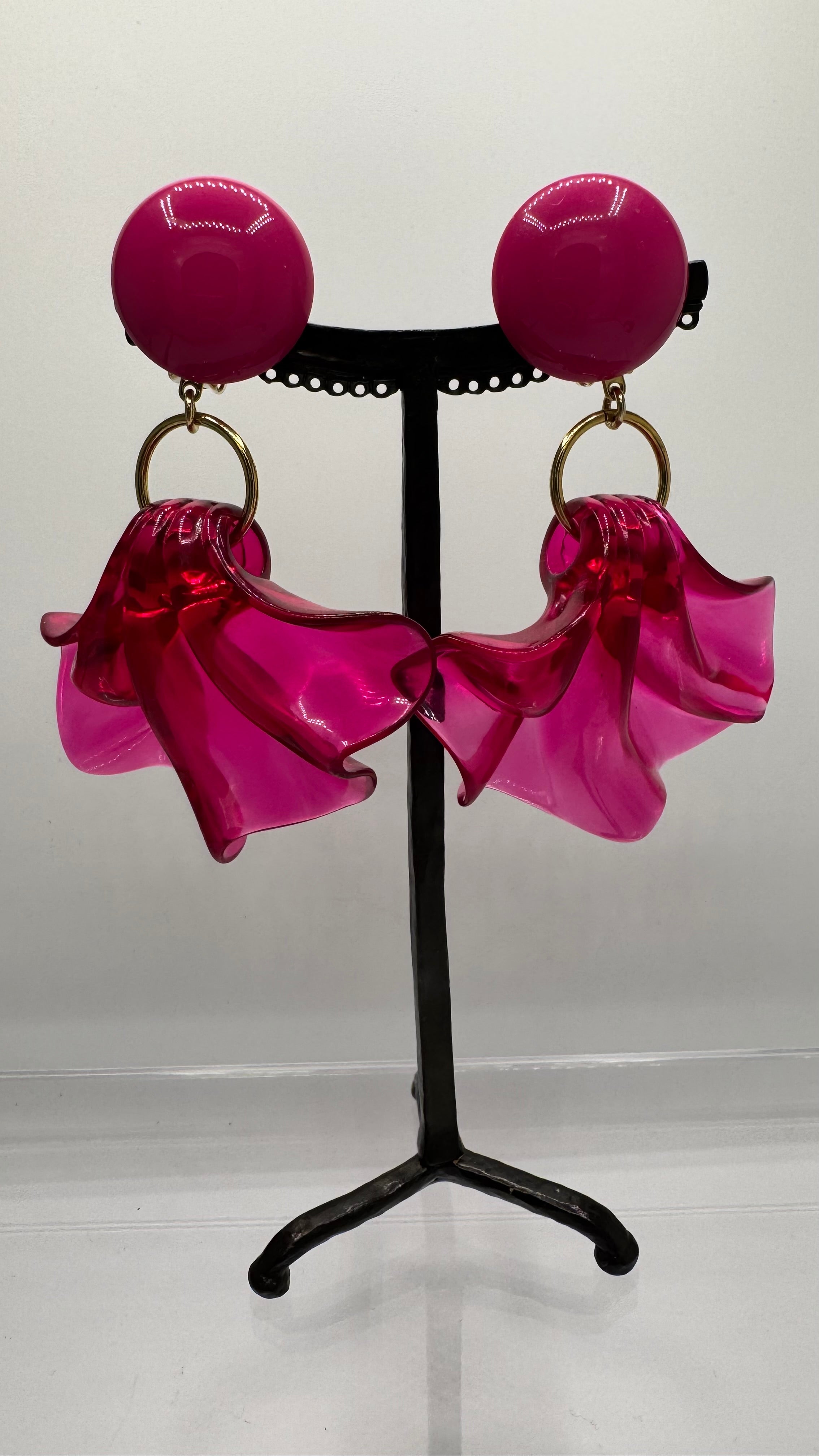 Boucles d’oreilles à clips, résine transparente fushia, modéle Amélia, taille moyenne, légère