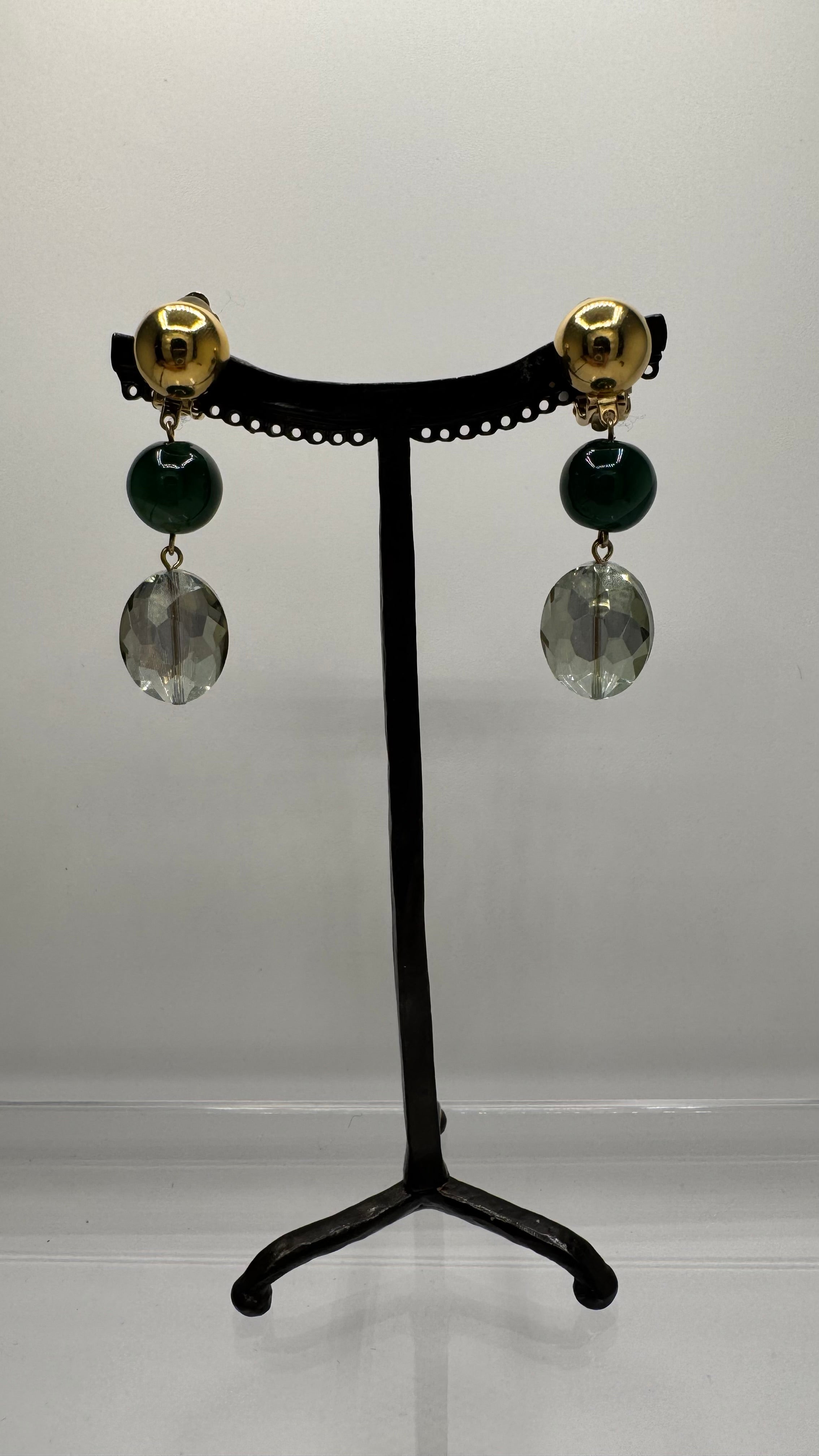 Boucles d’oreilles à clips, résine, cristal et cabochon rhodié or, petit modèle, léger