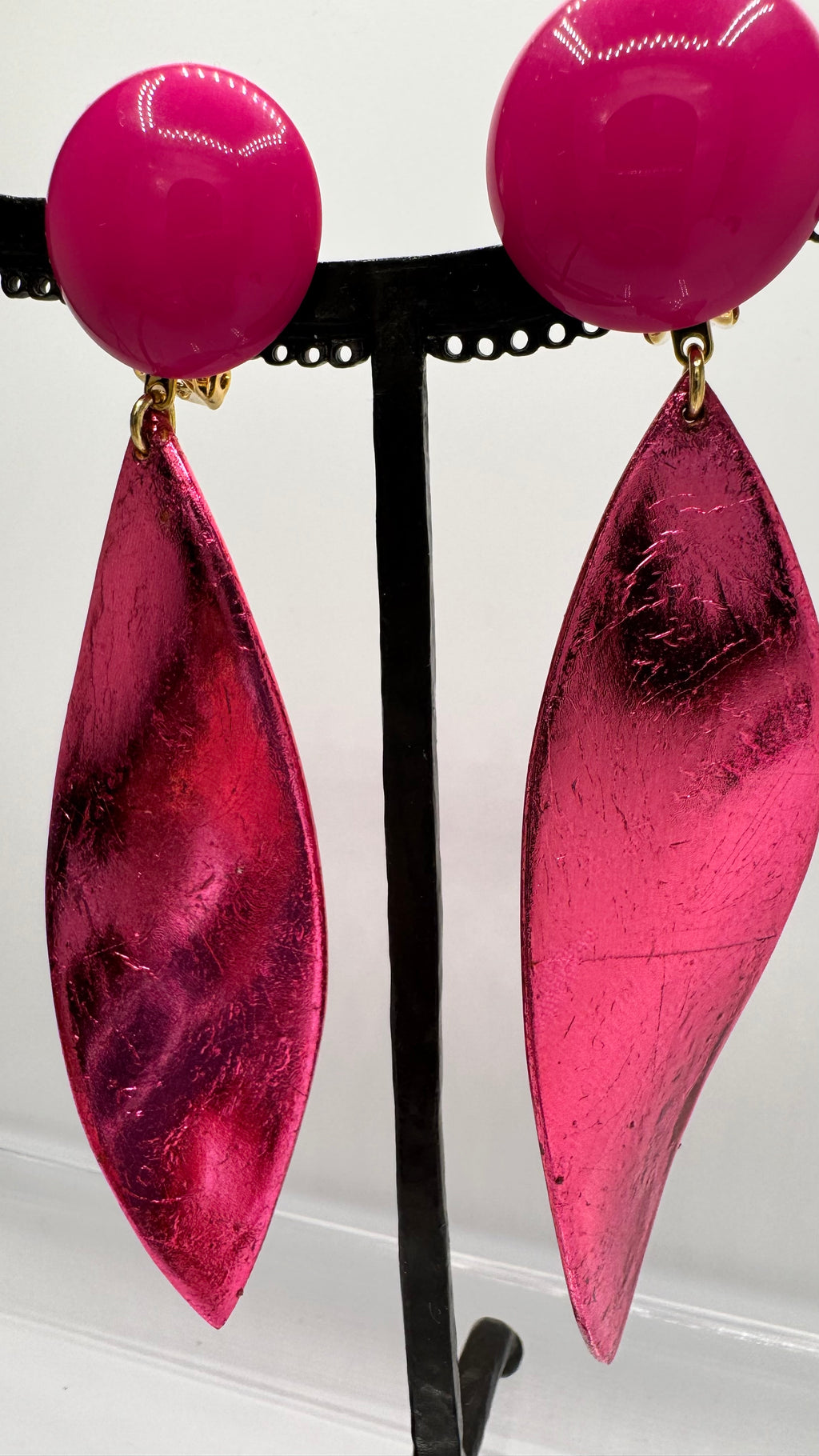 Boucles d’oreilles à clips, résine et bois d’acacia recouvert à la feuille d’or fushia, modèle long et léger