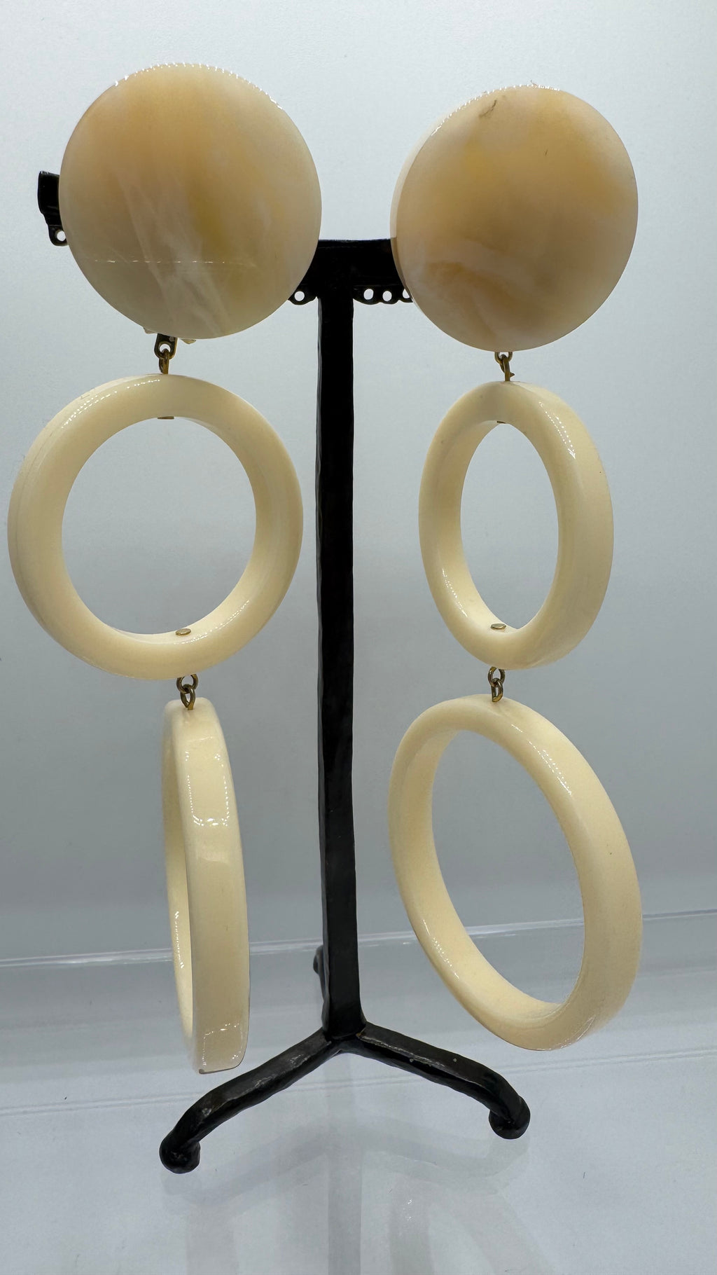 Boucles d’oreilles ivoire à clips, résine et acétate de cellulose, longues, grand modèle