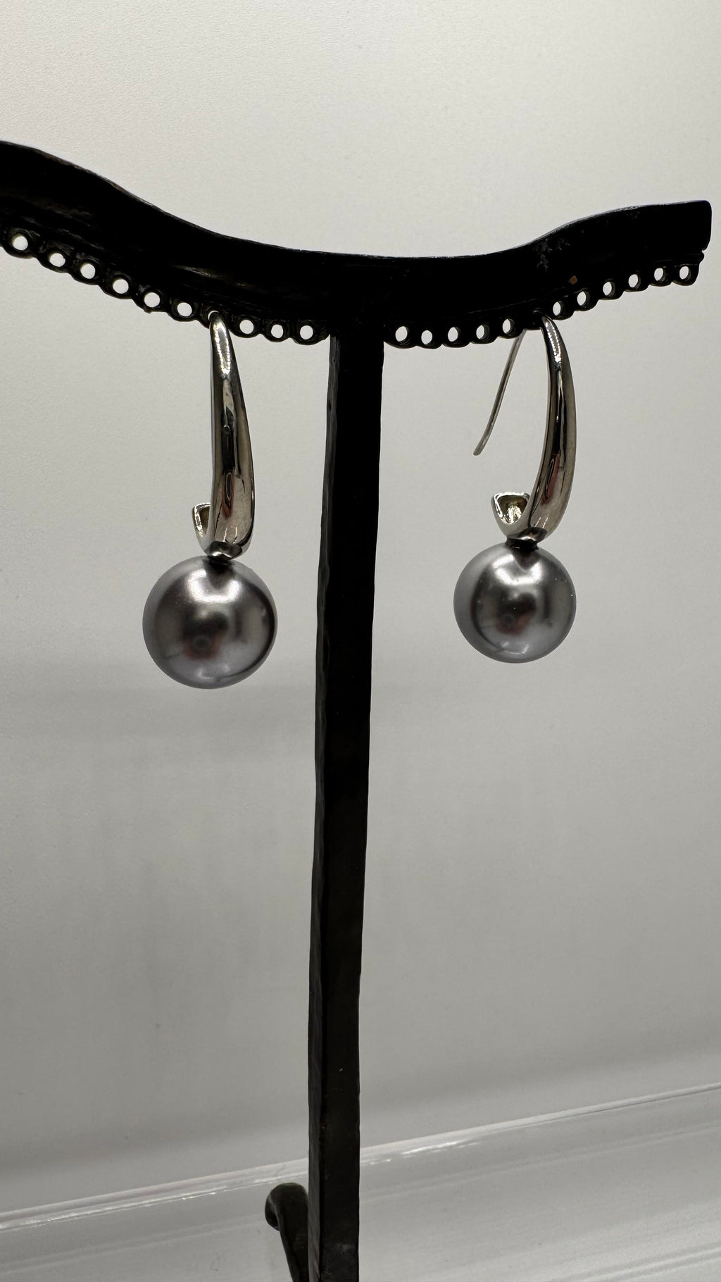 Boucles d’oreilles, argenté et perle grise, petit modèle