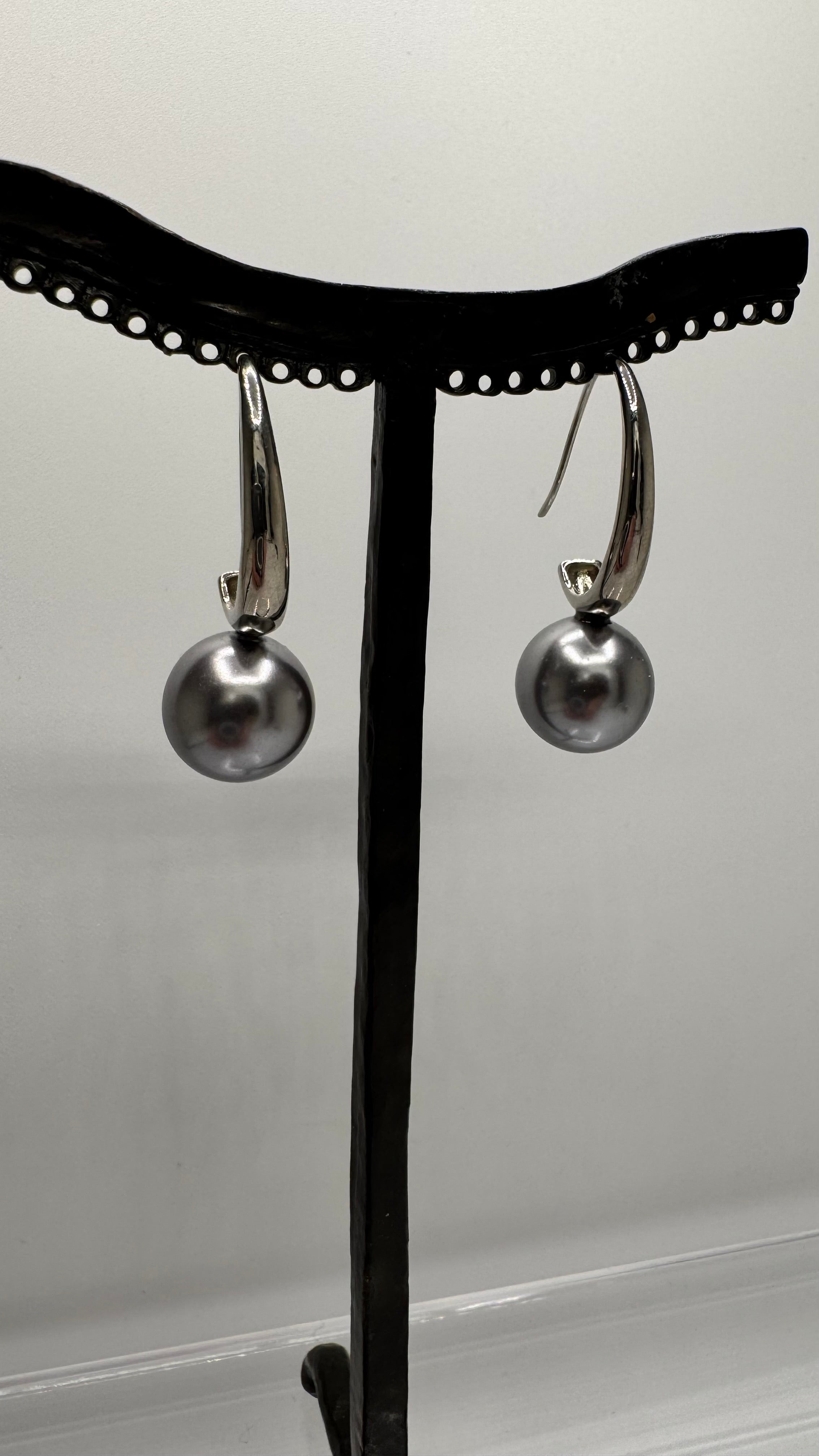 Boucles d’oreilles, argenté et perle grise, petit modèle
