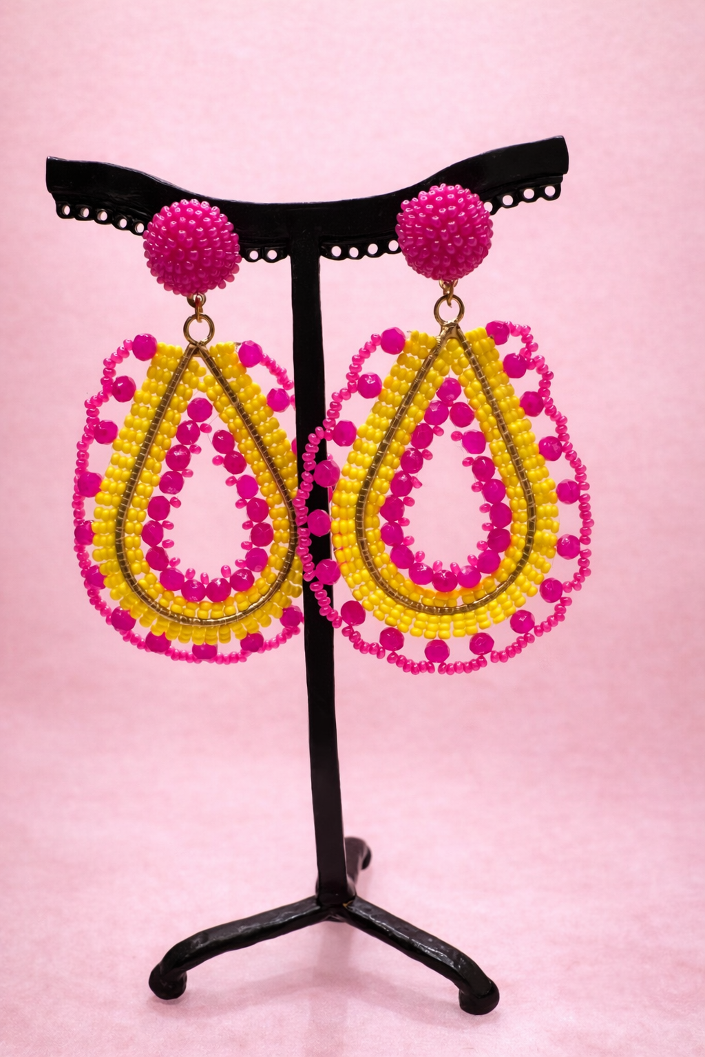 Boucles d’oreilles à clous, en perles fushia et jaune, taille moyenne