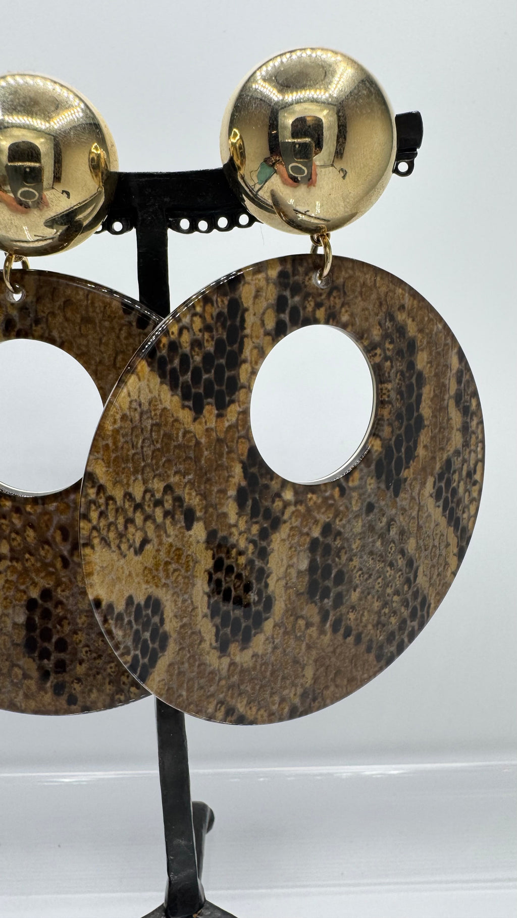 Créoles à clips, plaque façon peau de serpent, cabochon acier rhodié or, grand modèle