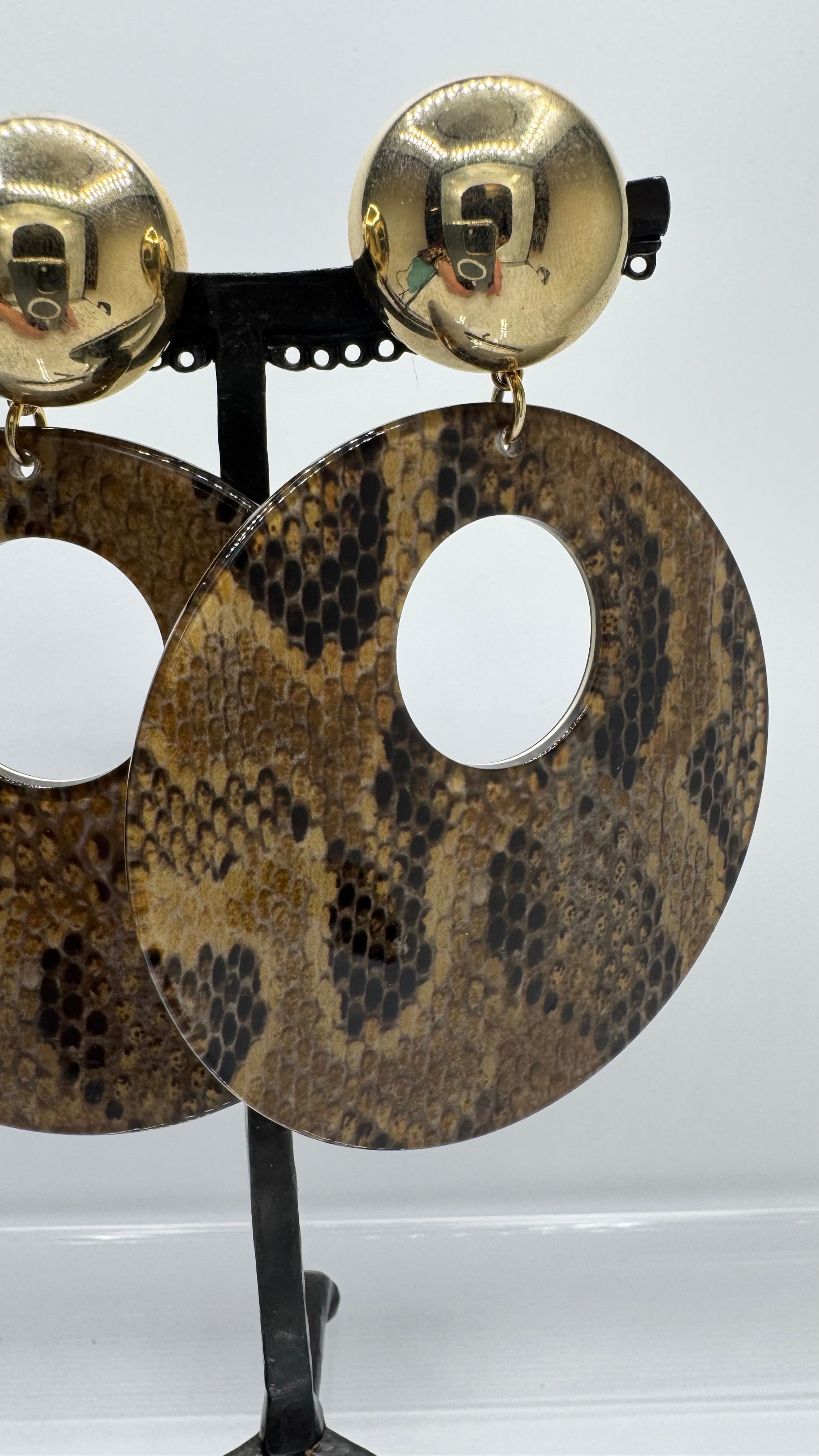 Créoles à clips, plaque façon peau de serpent, cabochon acier rhodié or, grand modèle