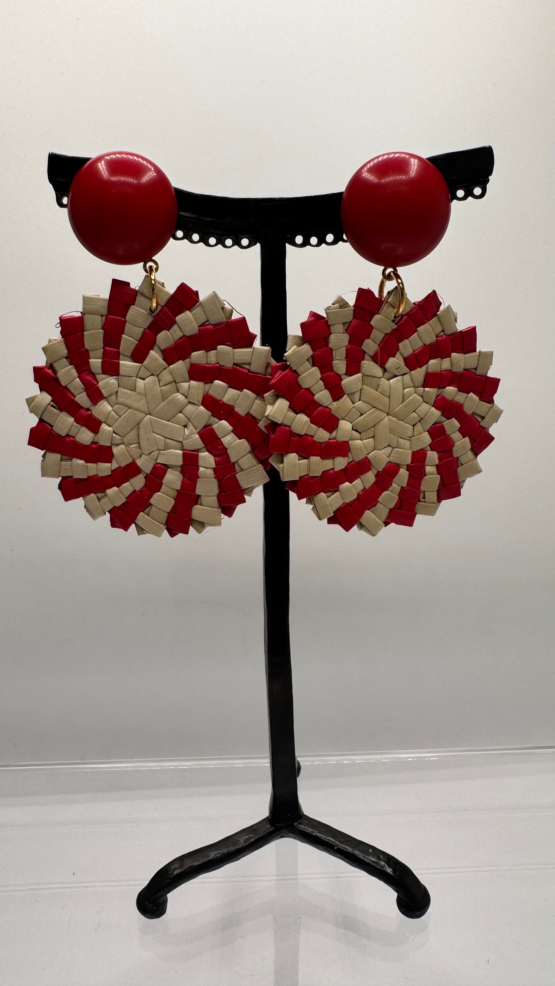 Boucles d’oreilles à clous, raphia et résine rouge et naturel, petit modèle, léger