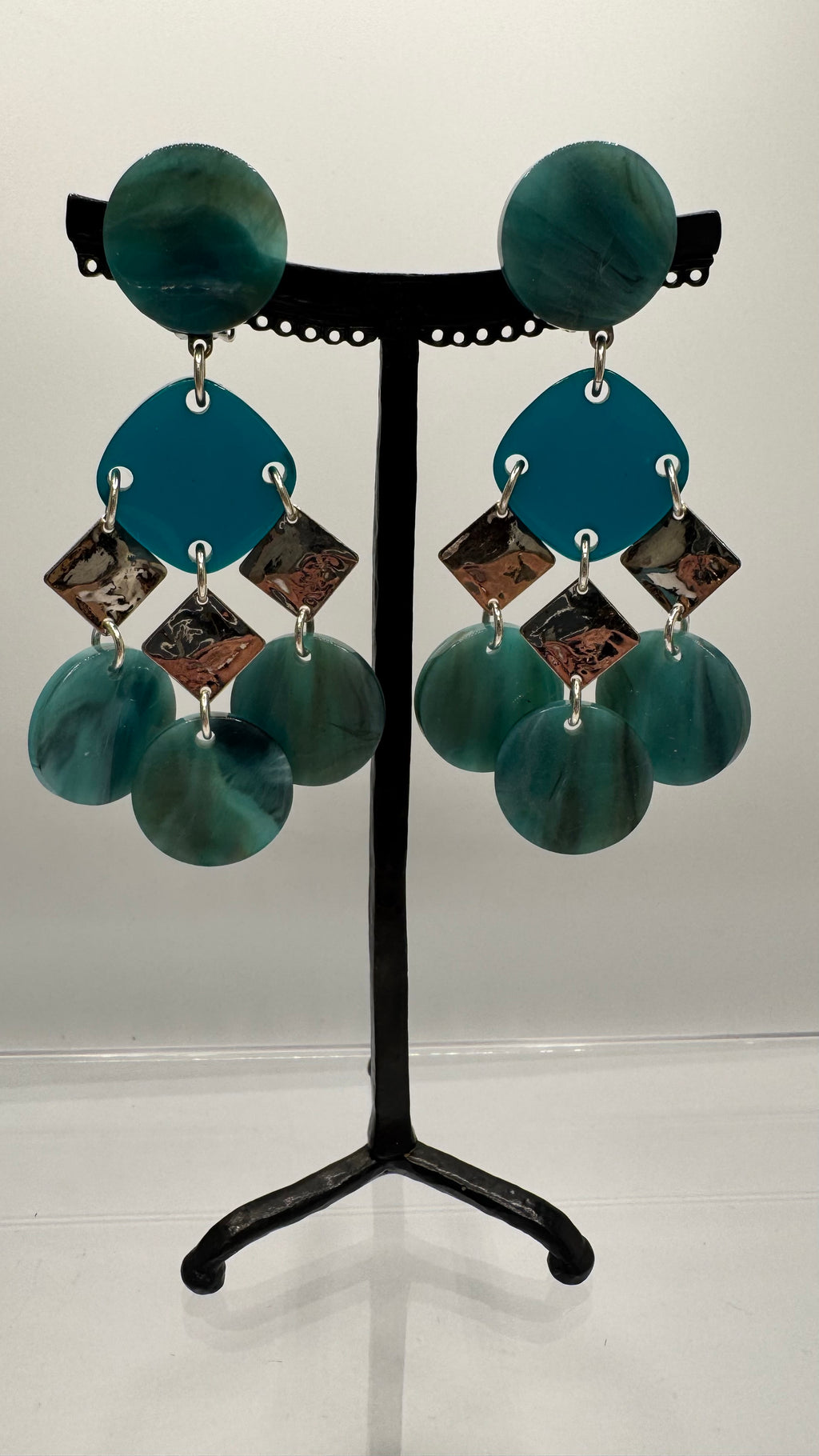 Boucles d’oreilles à clips, pampilles acétate de cellulose et métal rhodié argent, longue et légère