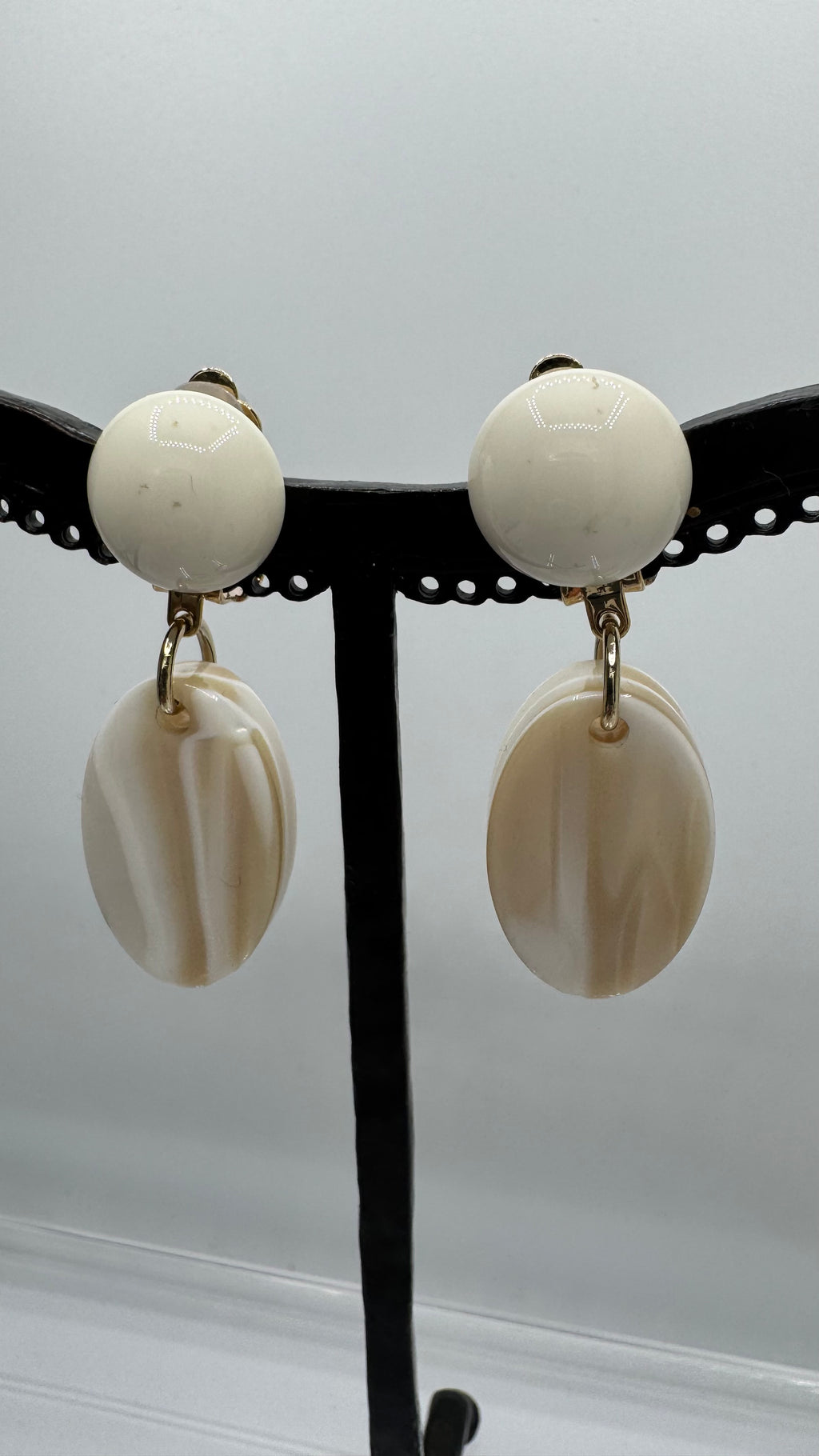 Boucles d’oreilles à clips, ivoire résine et acétate de cellulose, petit modèle, léger