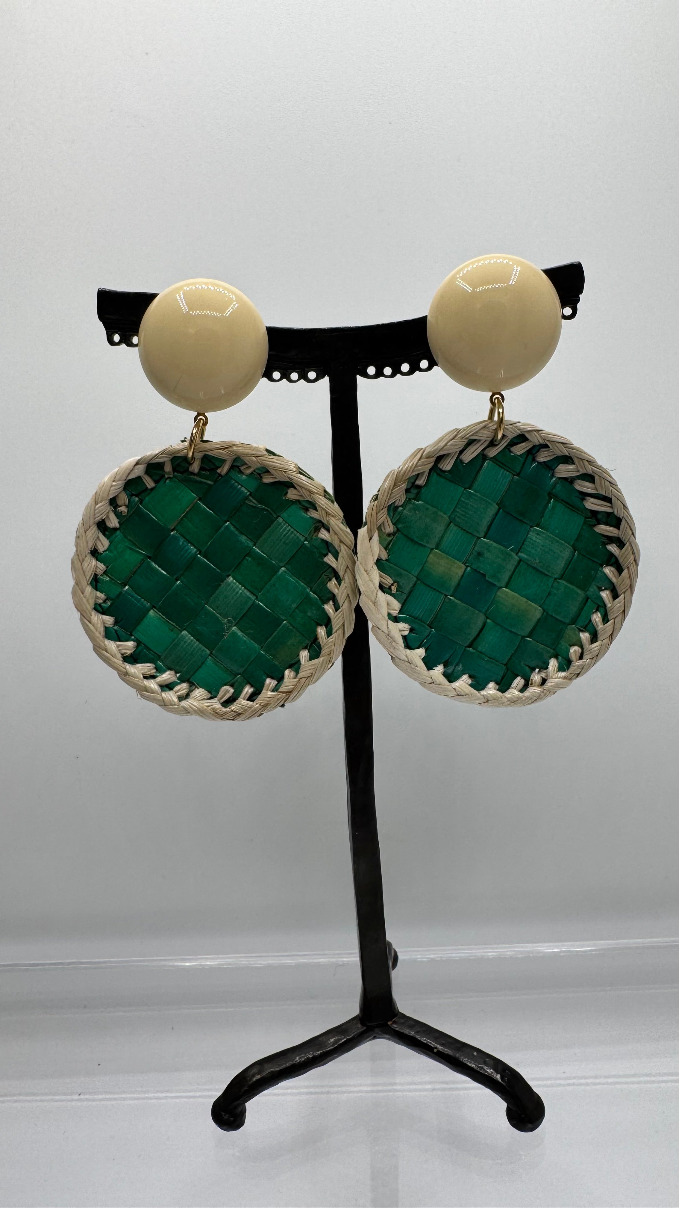Boucles d’oreilles à clous, raphia, taille moyenne, légère