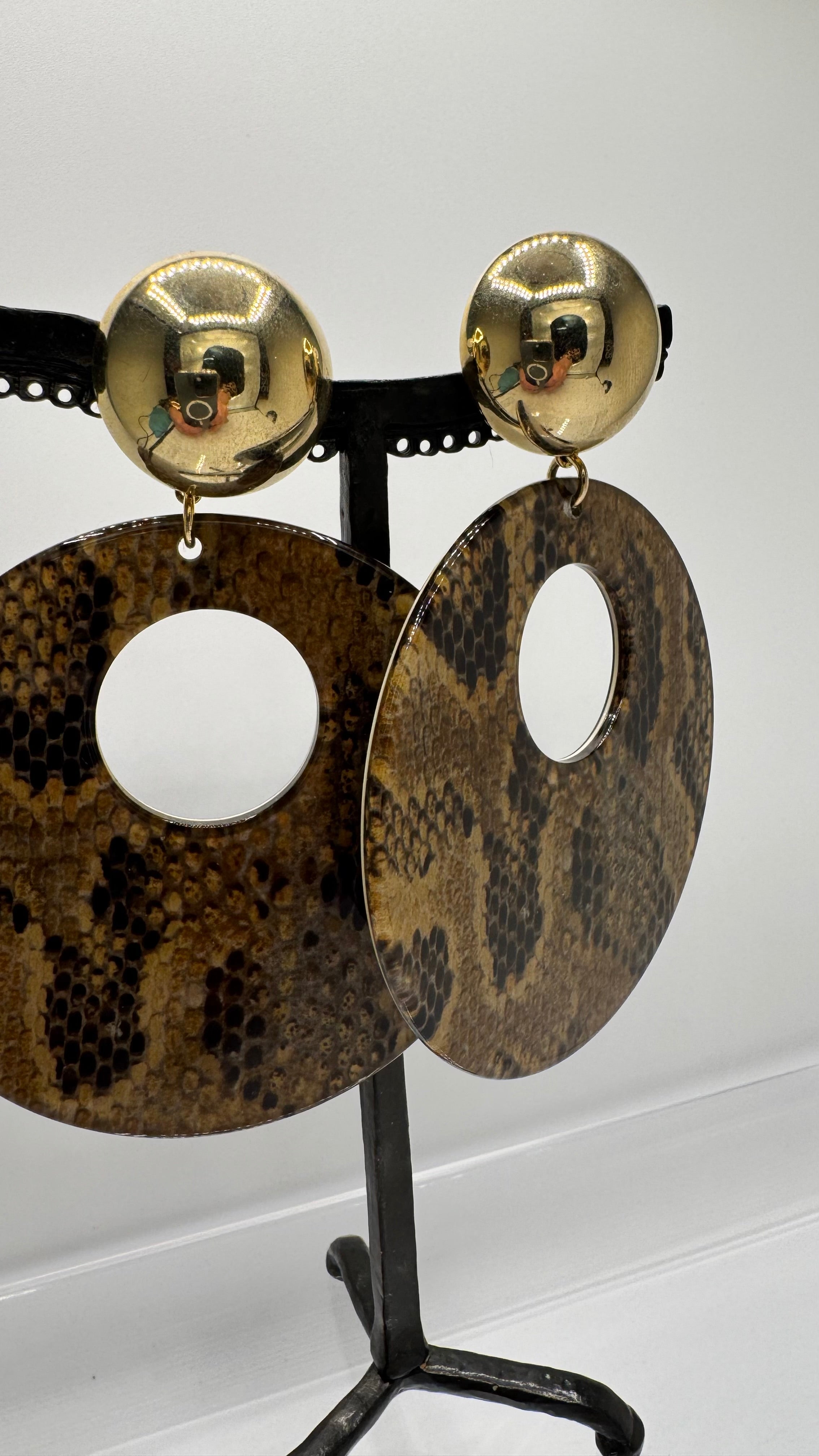 Créoles à clips, plaque façon peau de serpent, cabochon acier rhodié or, grand modèle