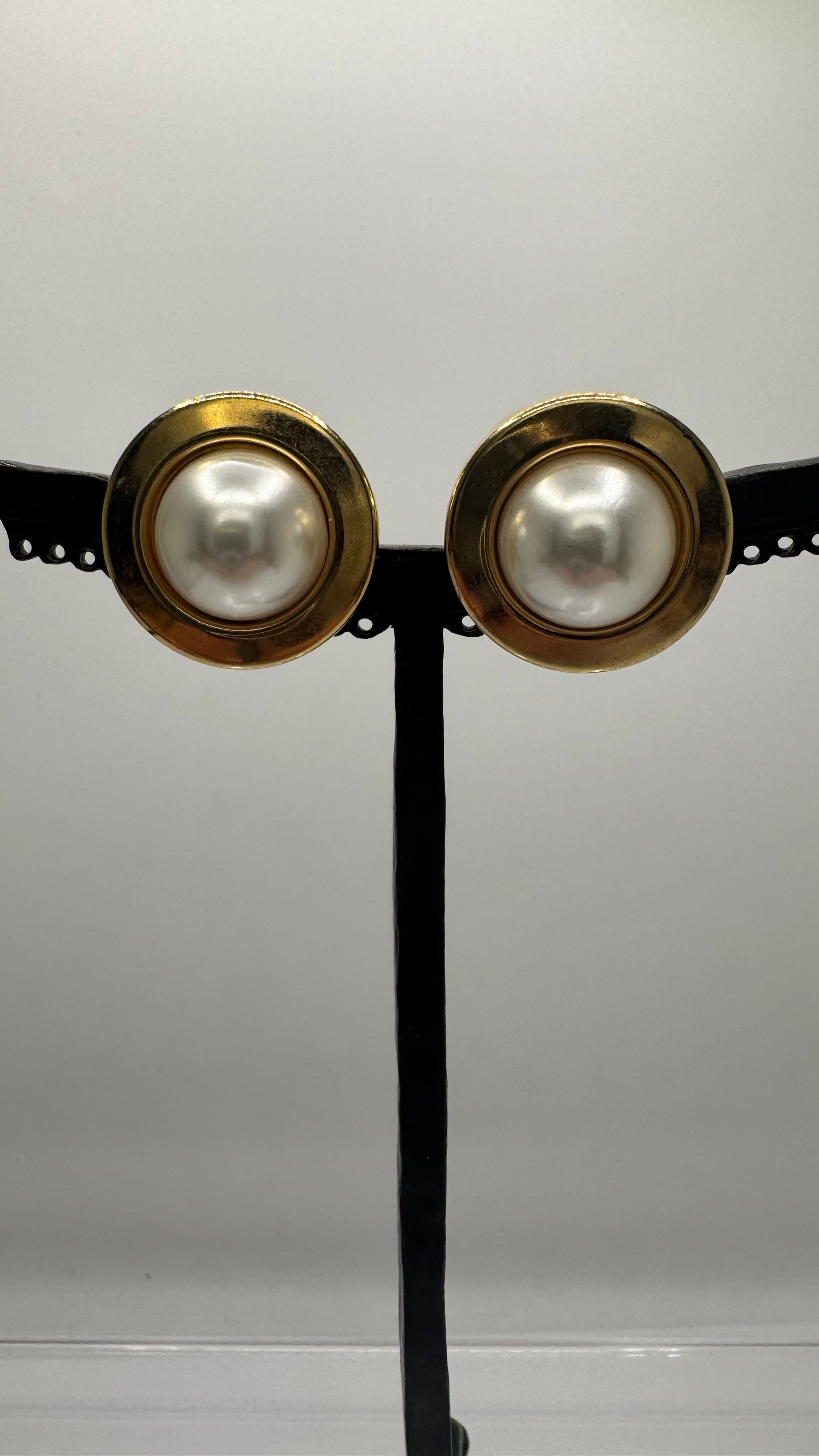 Boucles d’oreilles à clips, perle nacrée et or, petite taille