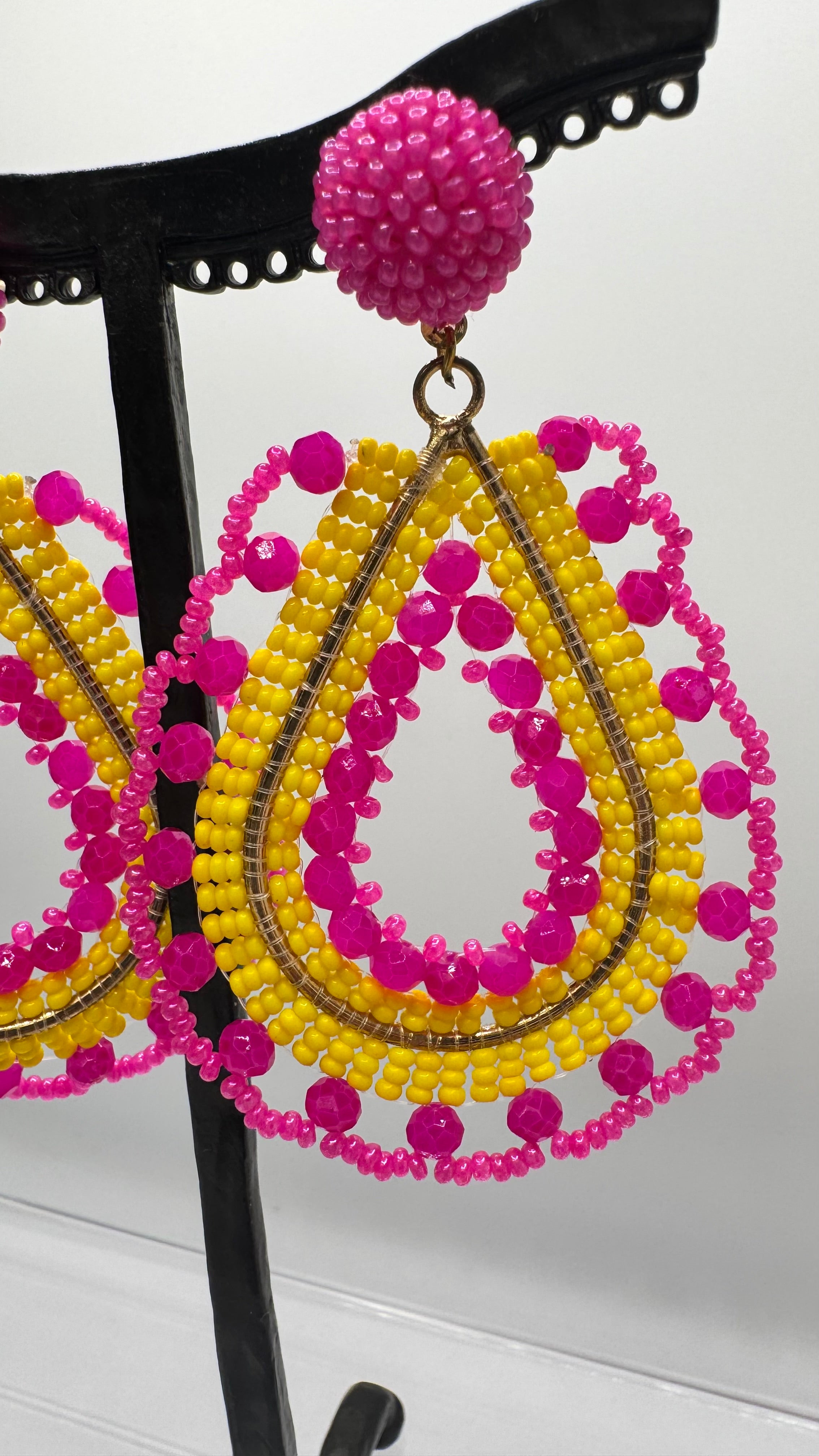 Boucles d’oreilles à clous, en perles fushia et jaune, taille moyenne