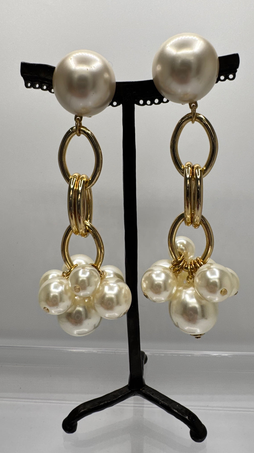 Boucles d’oreilles à clips, acier rhodié or et perles nacrées, modèle long