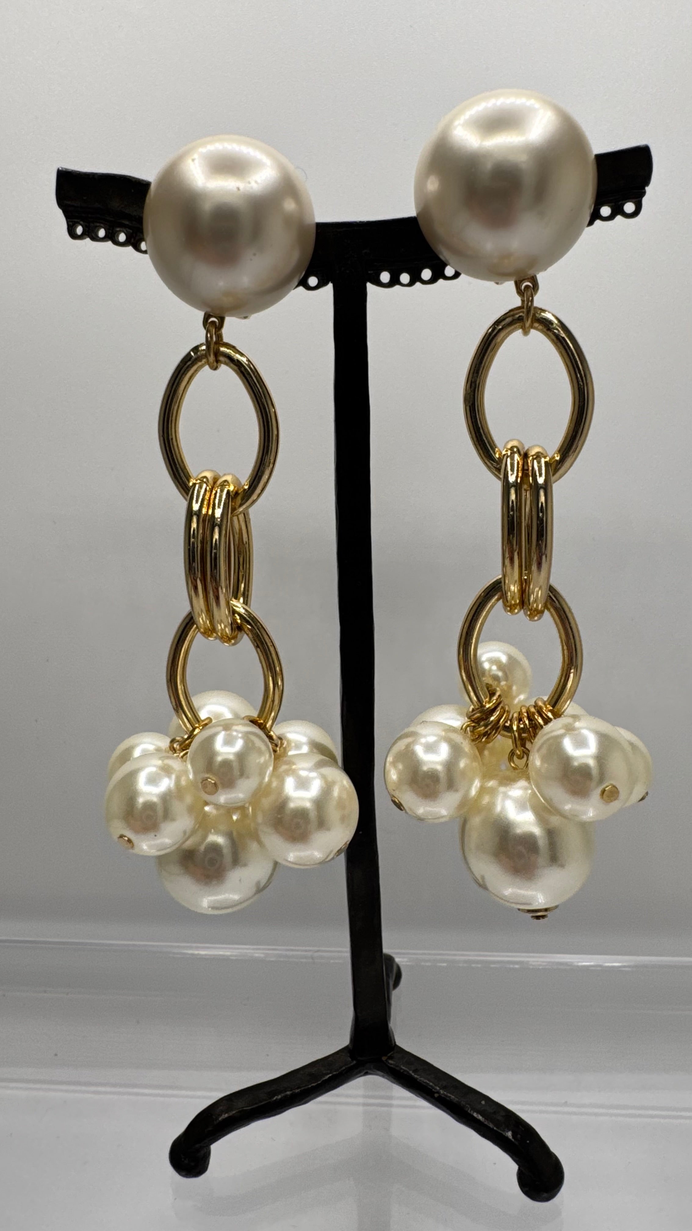 Boucles d’oreilles à clips, acier rhodié or et perles nacrées, modèle long