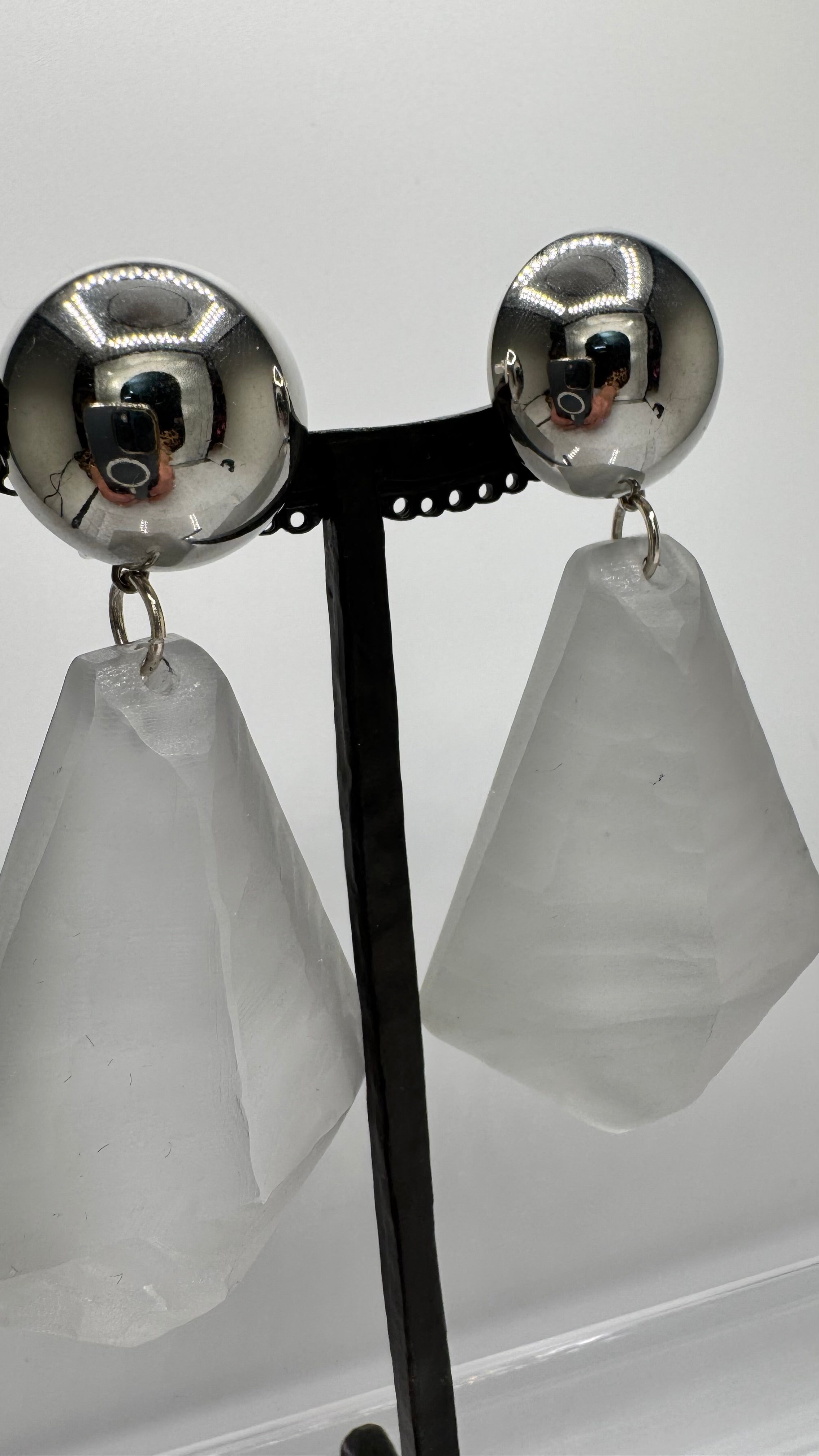 Boucles d’oreilles à clips, résine façon glaçon et cabochon rhodié argent, grand modèle