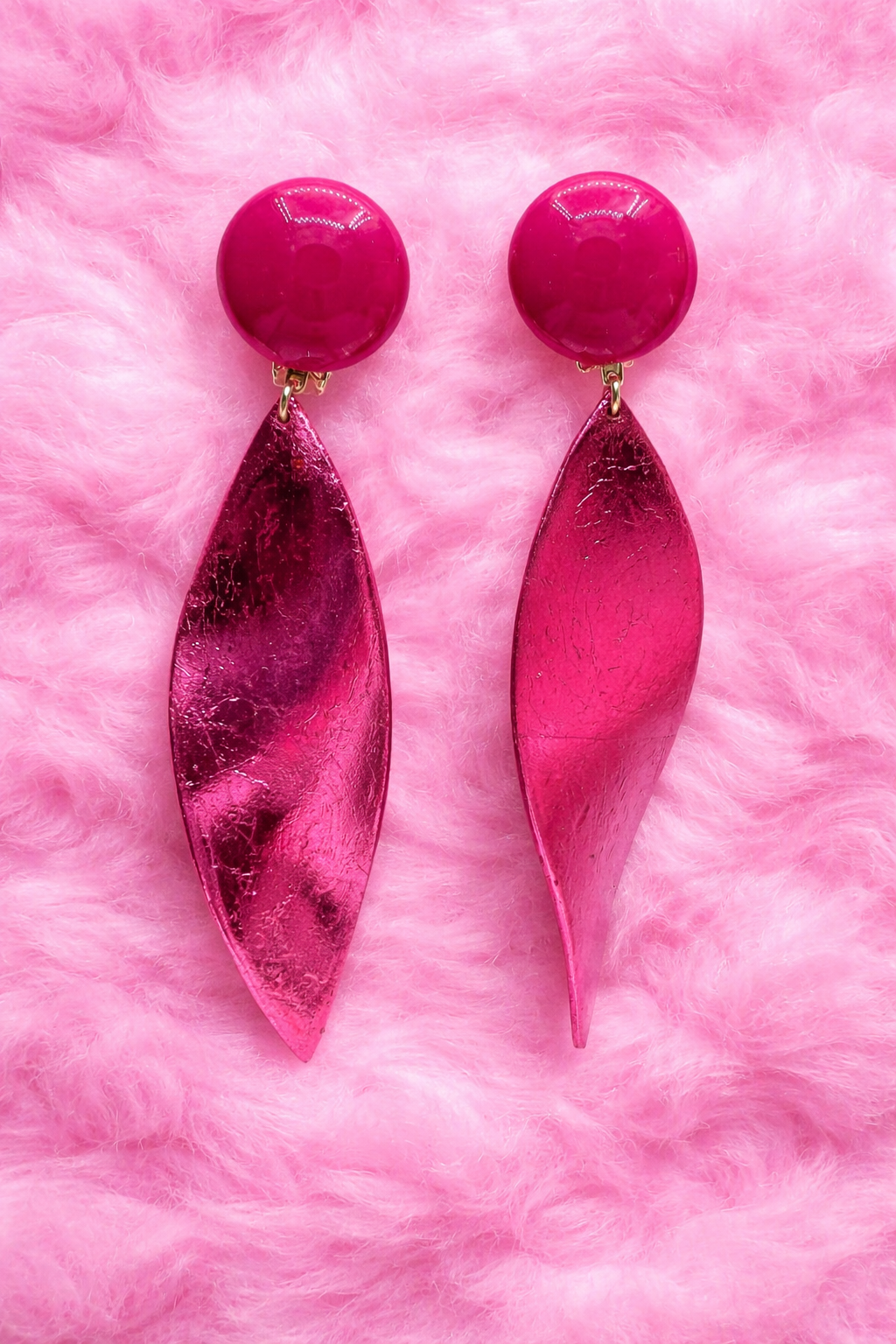 Boucles d’oreilles à clips, résine et bois d’acacia recouvert à la feuille d’or fushia, modèle long et léger