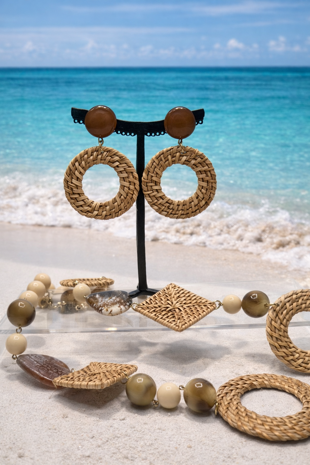 Boucles d’oreilles à clous, raphia et résine naturel ambre, petit modèle, très légère
