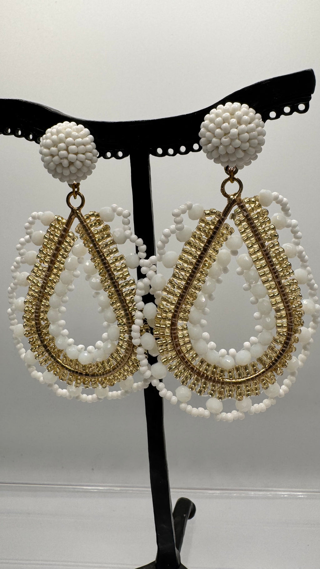 Boucles d’oreilles à clous, perles blanc et doré, taille moyenne