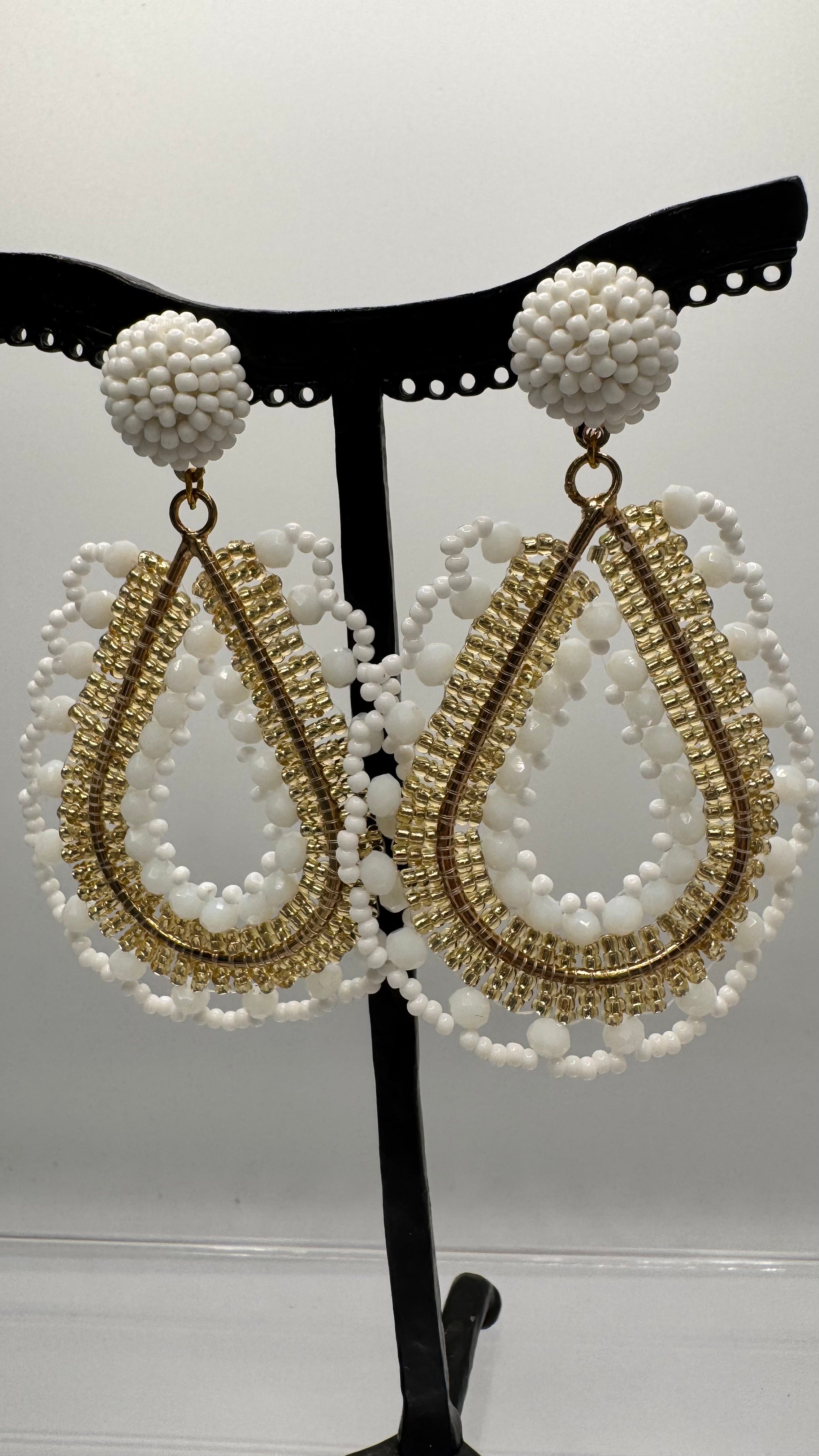 Boucles d’oreilles à clous, perles blanc et doré, taille moyenne