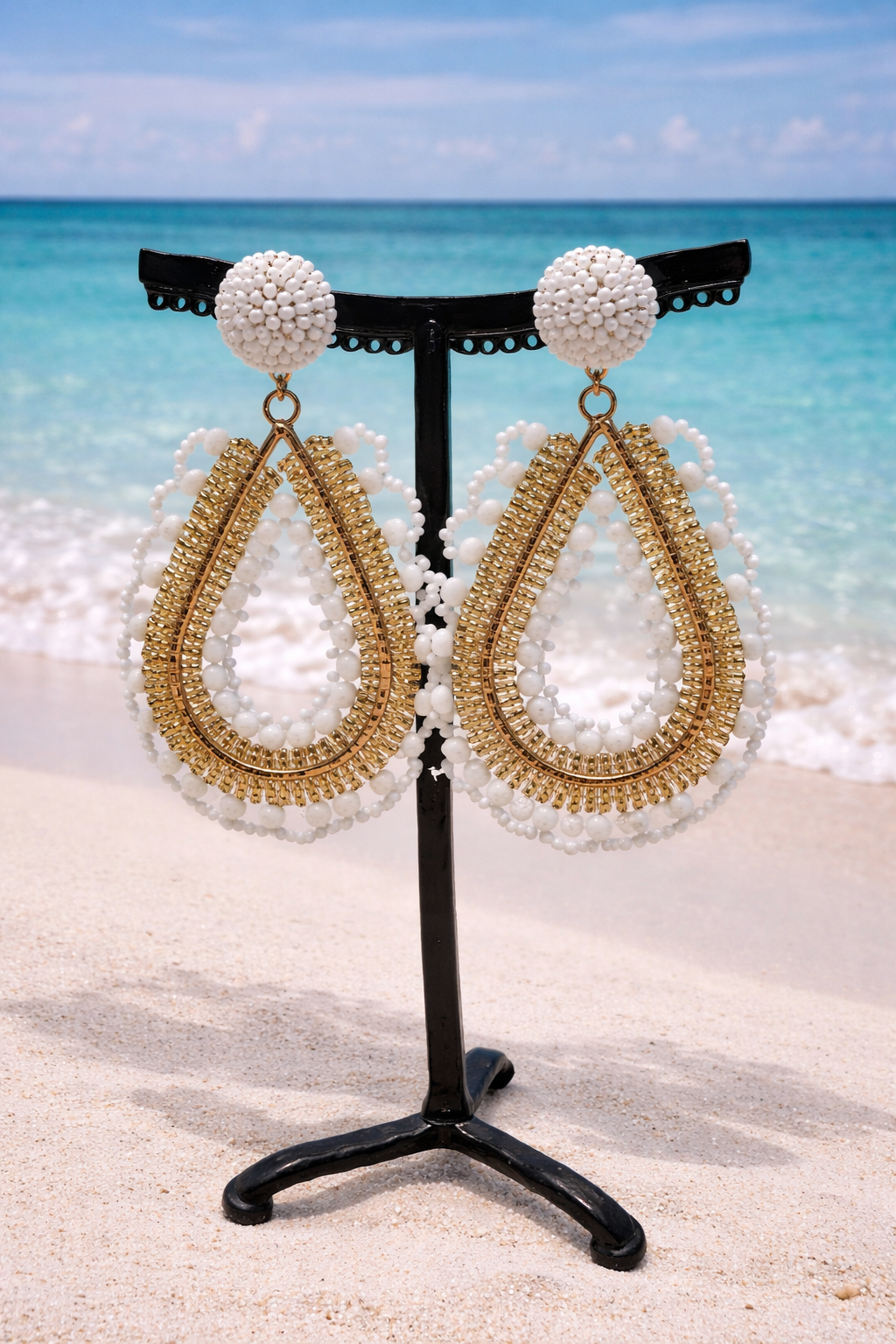 Boucles d’oreilles à clous, perles blanc et doré, taille moyenne