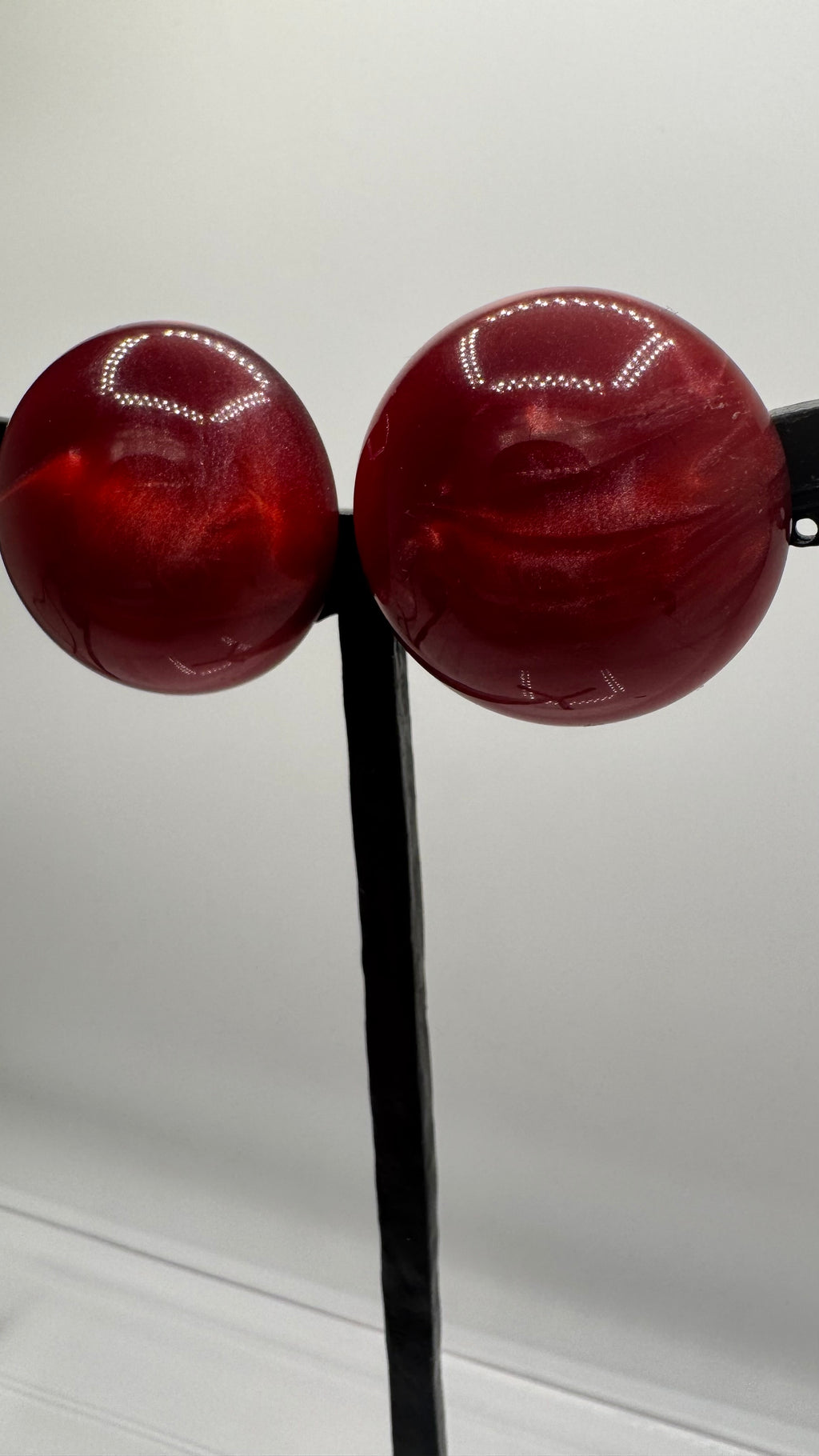 Boucles d’oreilles à clips, rainball résine marbré rouge, taille moyen, léger