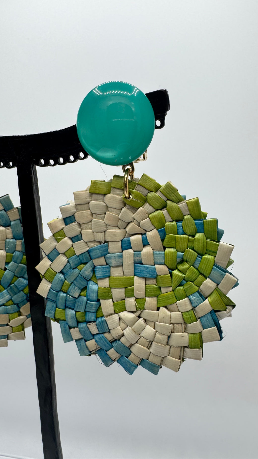 Boucles d’oreilles à clips, raphia et résine, taille moyenne, légère